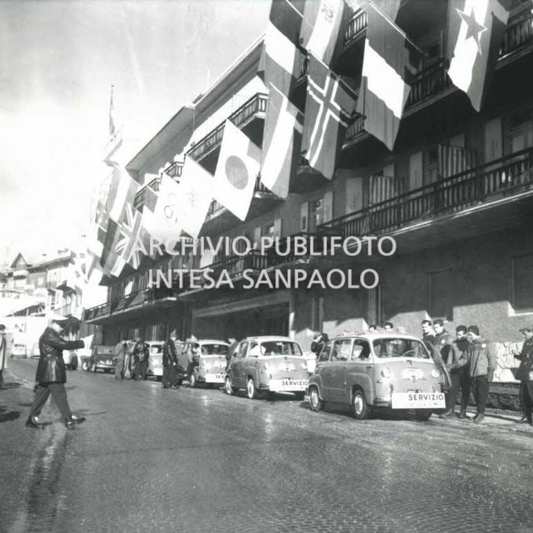 The Fiat 600 Multipla at the disposal of members of the press to reach the various sites