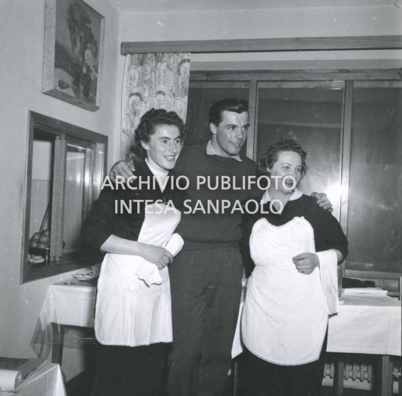 Toni Sailer posing with two waitresses