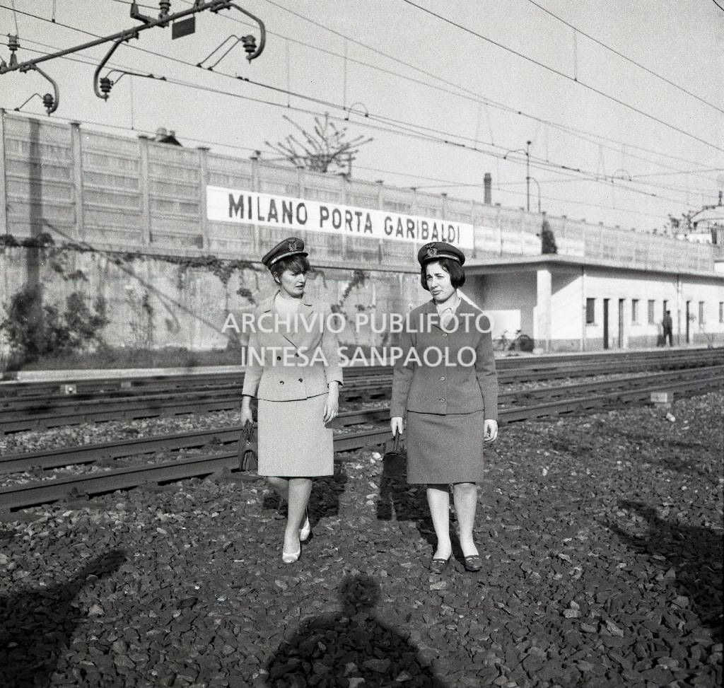 Simonetta Appolloni e Laura Lo Prieno, donne capostazione, tra i binari ferroviari alla stazione di Milano Porta Garibaldi