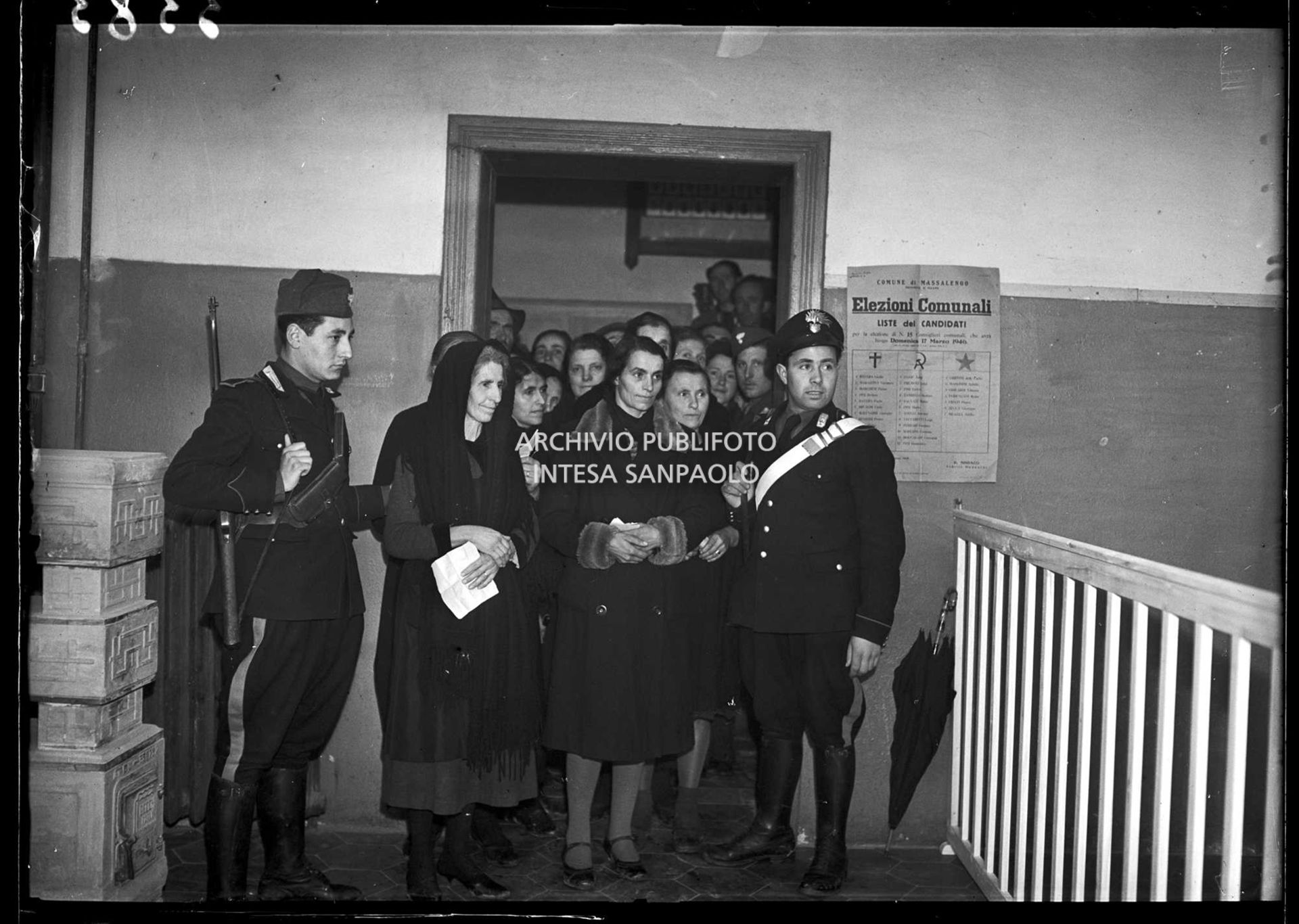 Donne al seggio elettorale di Massalengo in coda per il loro primo voto alle elezioni comunali, le prime elezioni a suffragio universale in Italia