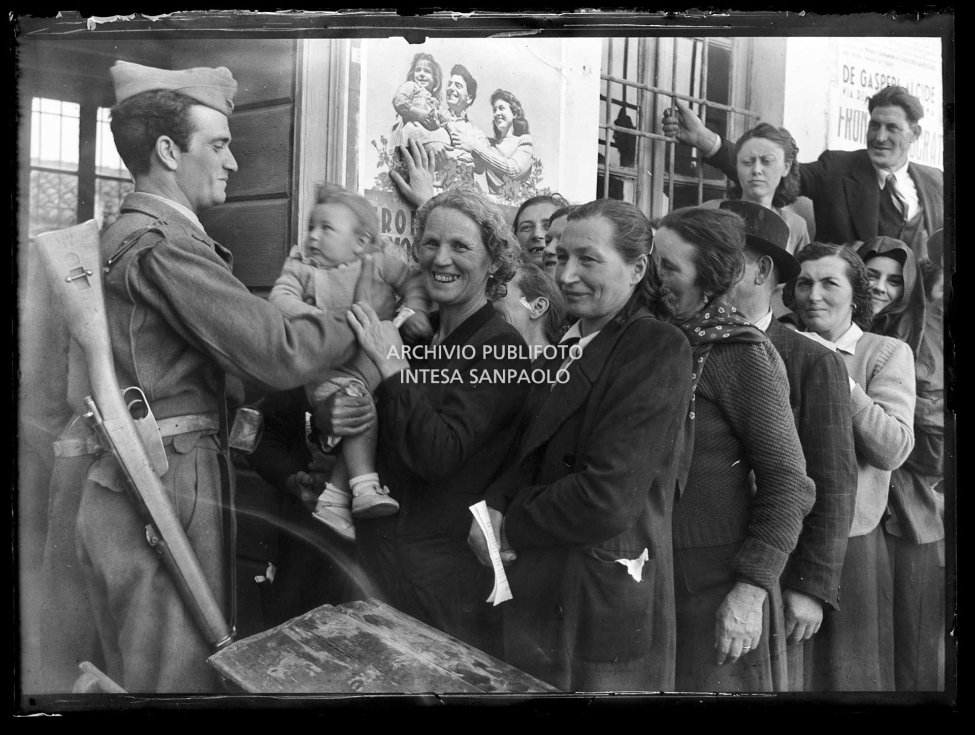 Donne e alcuni uomini in coda per votare alle elezioni politiche del 1948