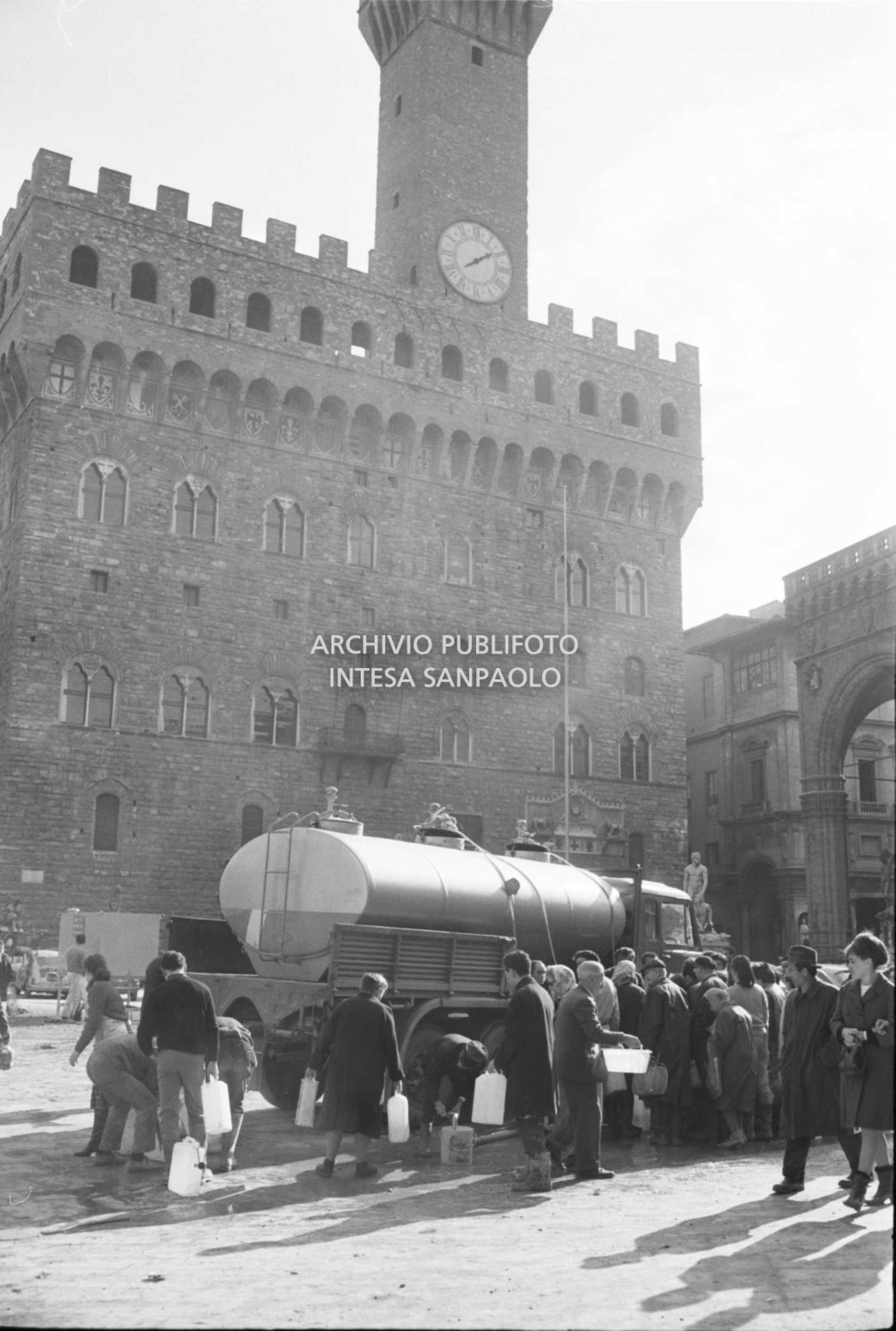 Distribution of drinking water in piazza della Signoria in Florence after the flood