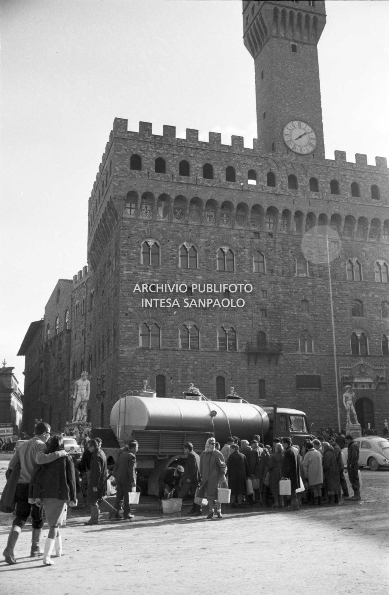 Distribution of drinking water in piazza della Signoria in Florence after the flood