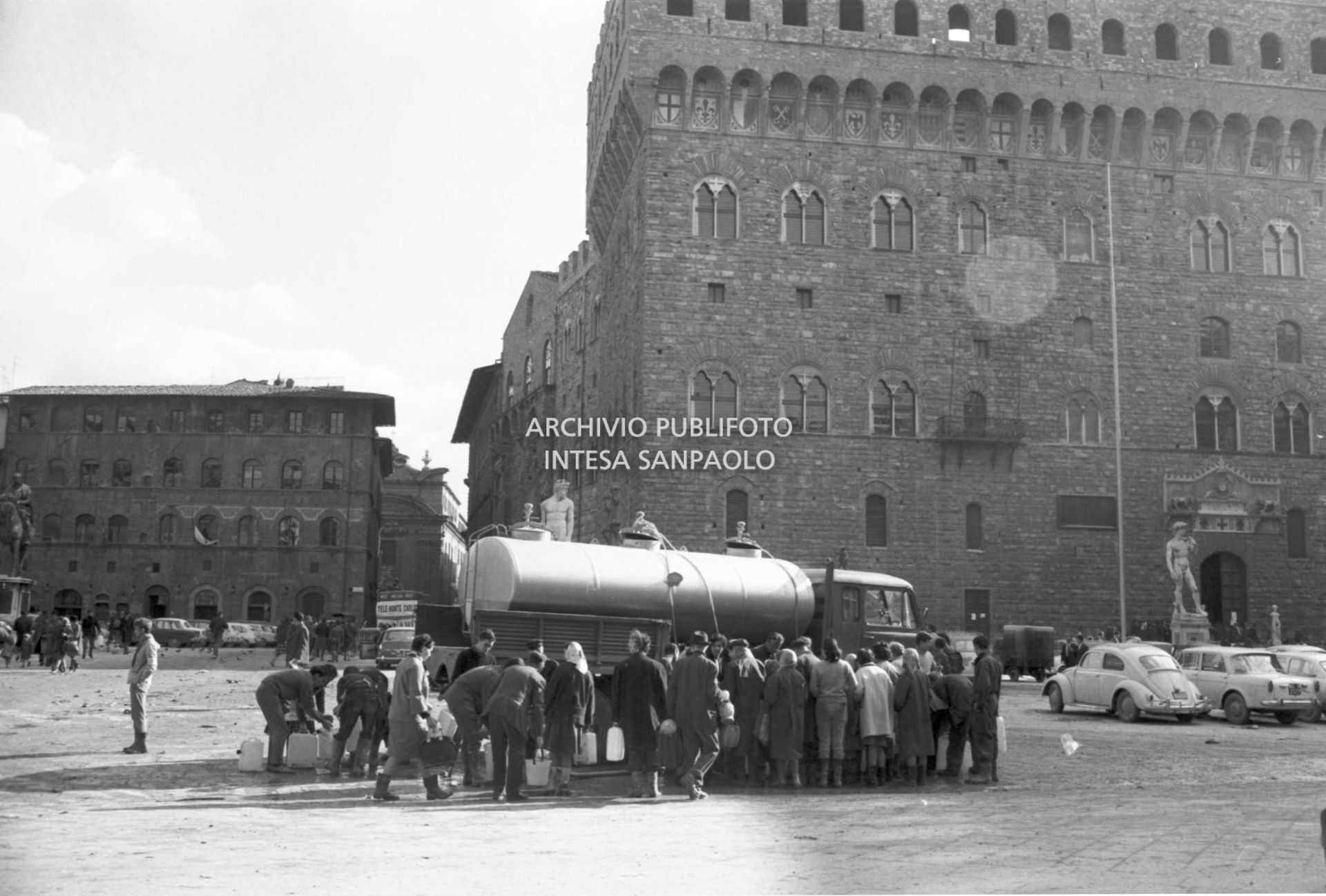 Distribution of drinking water in piazza della Signoria in Florence after the flood