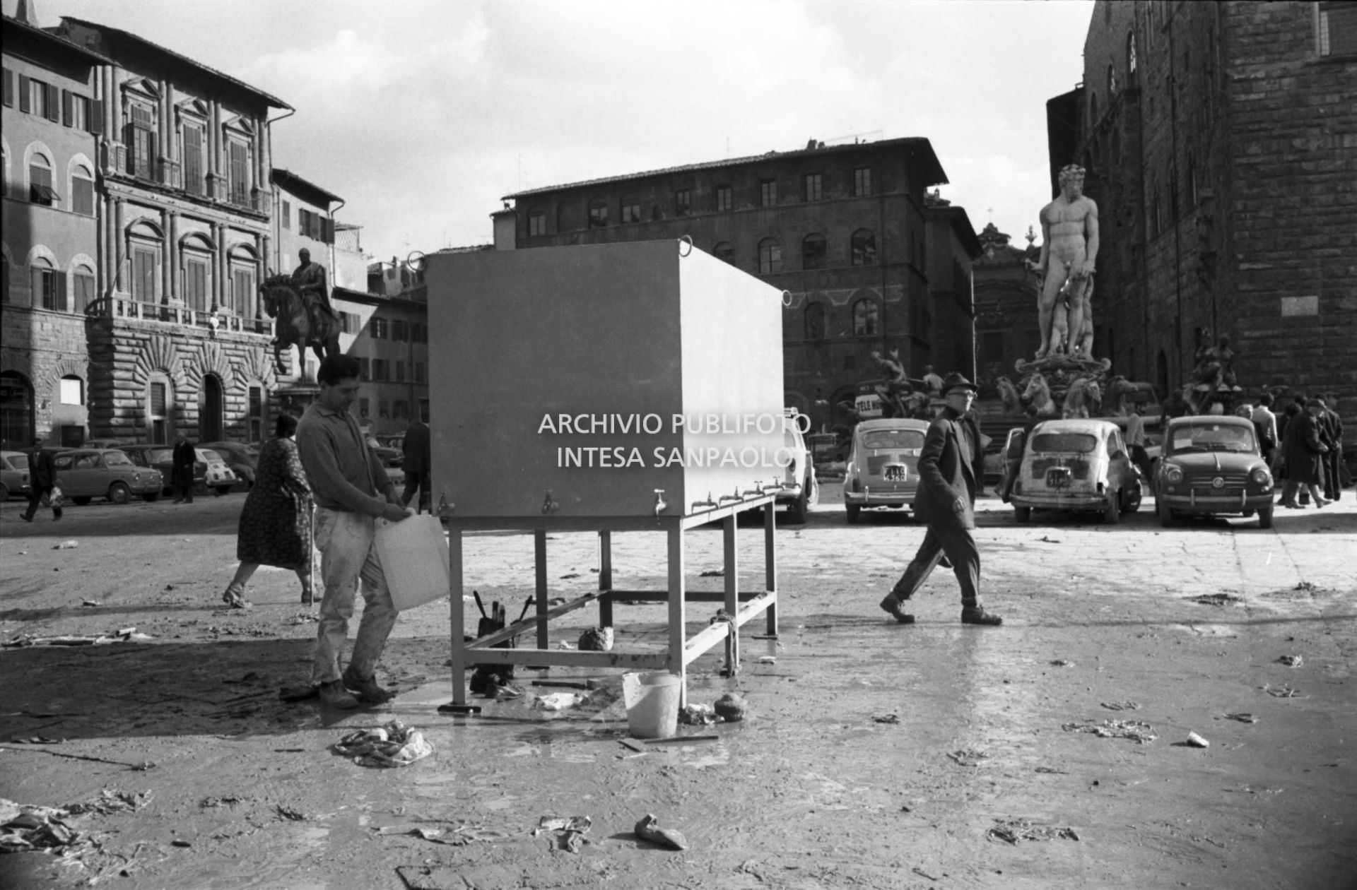 Distribution of drinking water in piazza della Signoria in Florence after the flood