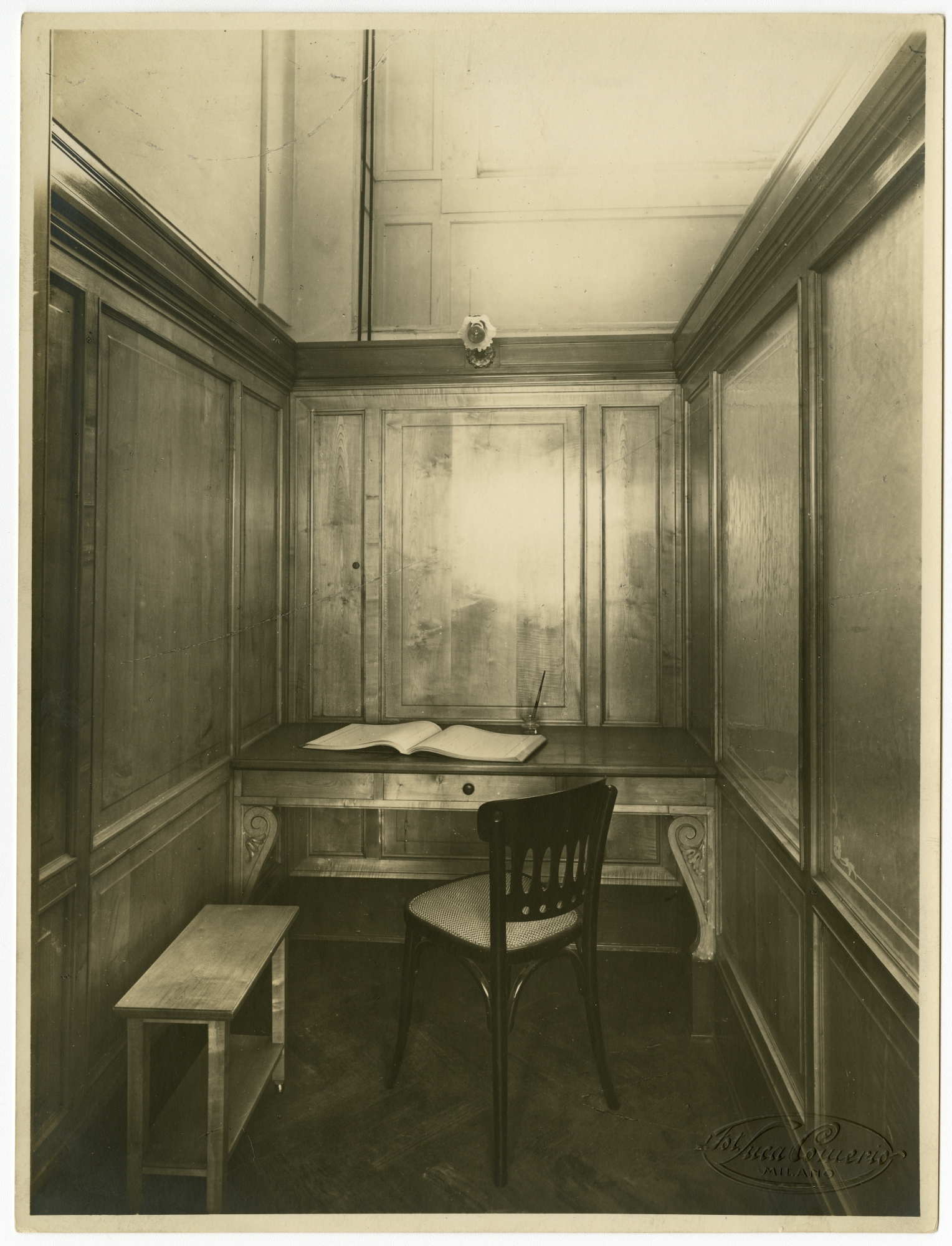 Postazione individuale per l’apertura della cassetta di sicurezza, 1911, Fotografia di Luca Comerio, Archivio Storico Intesa Sanpaolo