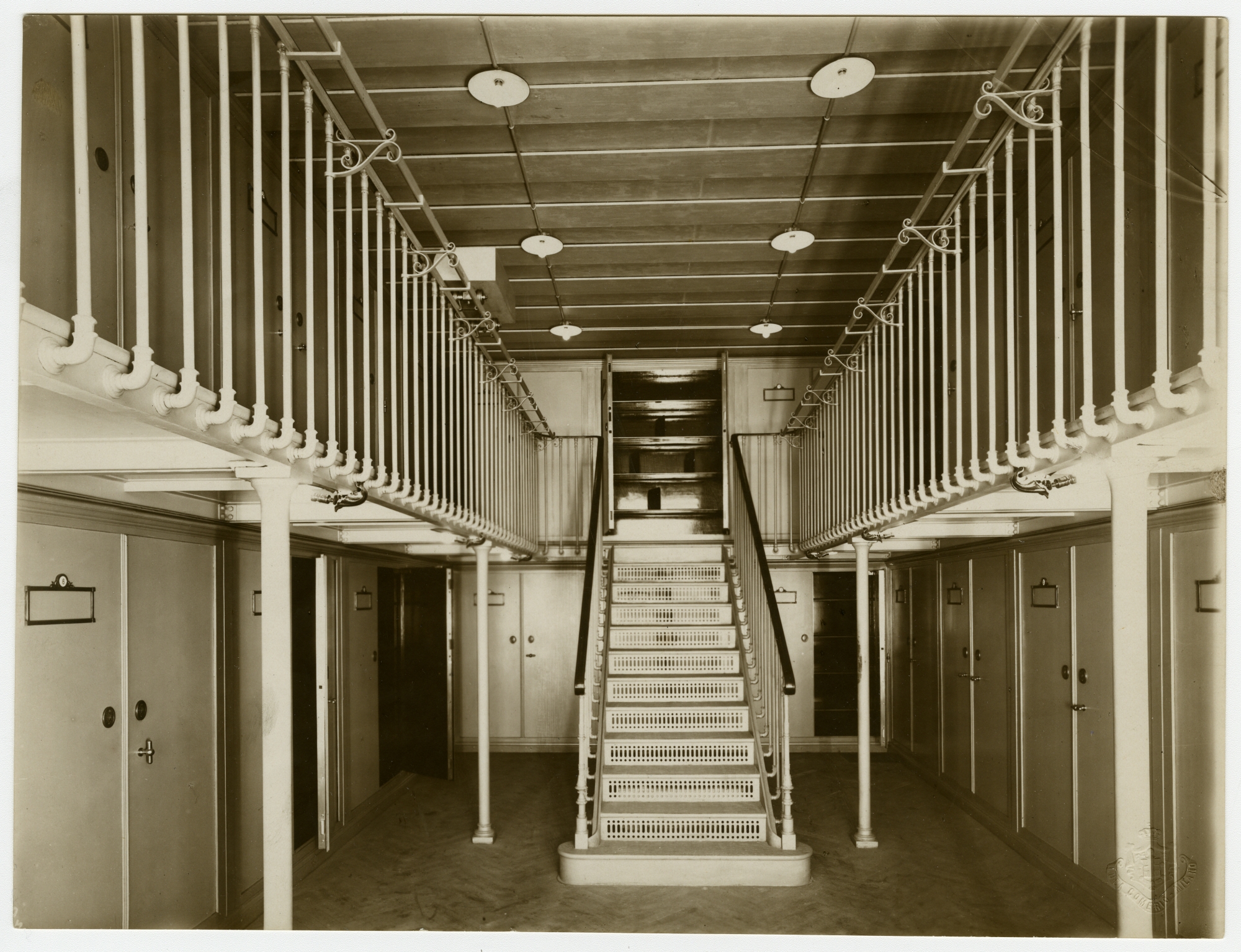 Interno del caveau “Dossier”, fine 1911,  Fotografia di Luca Comerio, Archivio Storico Intesa Sanpaolo