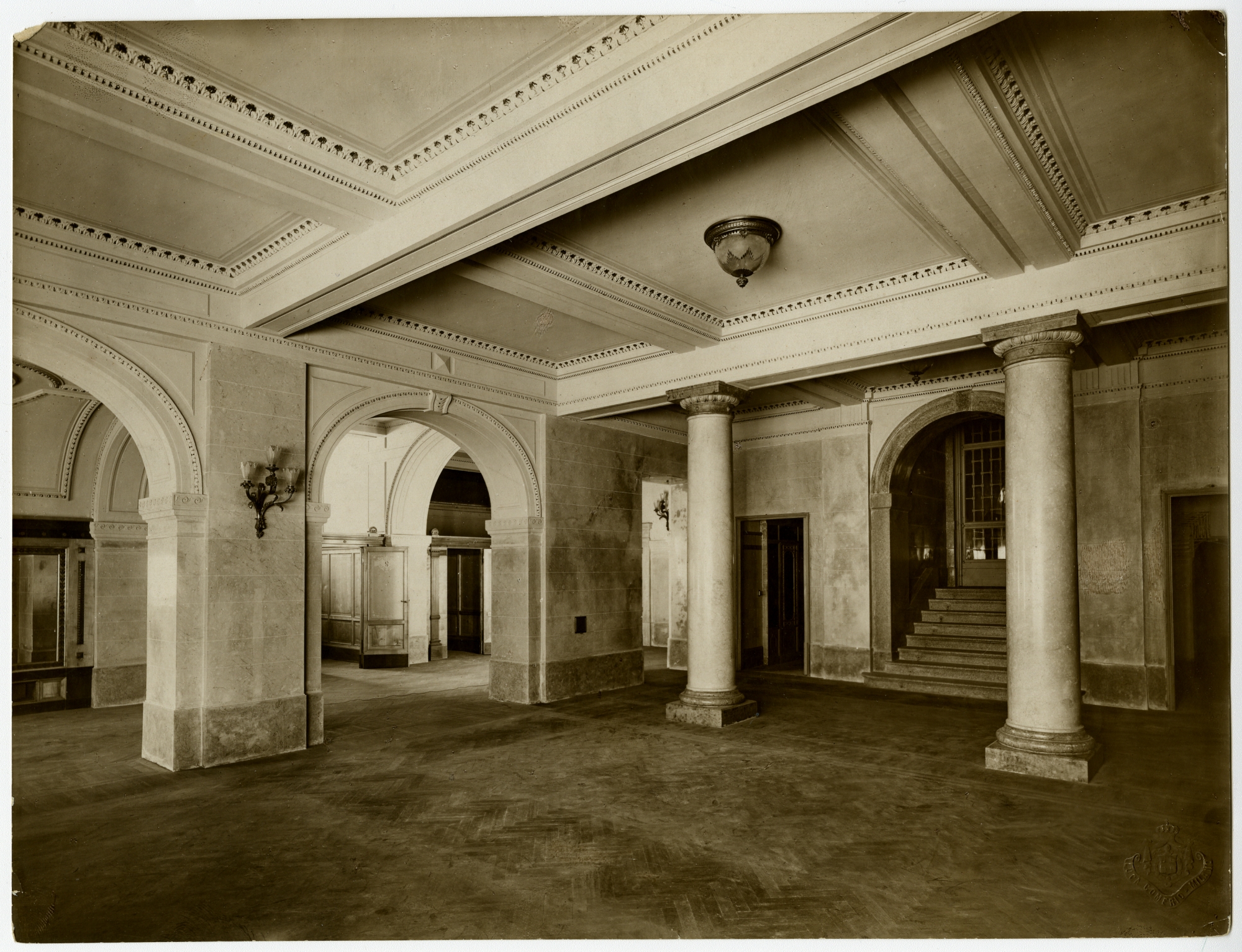 Atrio del Caveau principale, 1911, Fotografia di Luca Comerio, Archivio Storico Intesa Sanpaolo