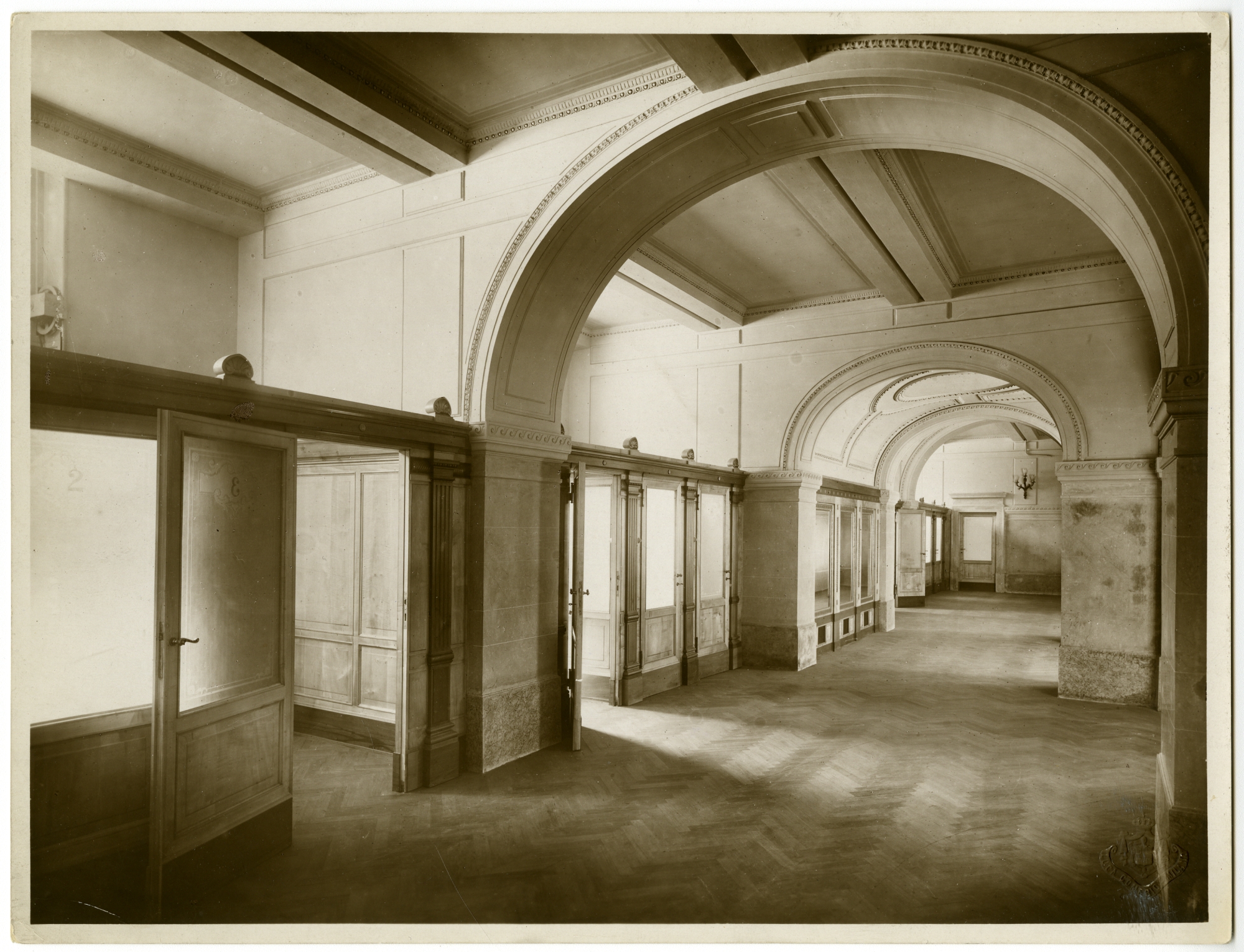 Area antistante il Caveau con le postazioni individuali per l’apertura della cassetta di sicurezza, 1911, Fotografia di Luca Comerio, Archivio Storico Intesa Sanpaolo