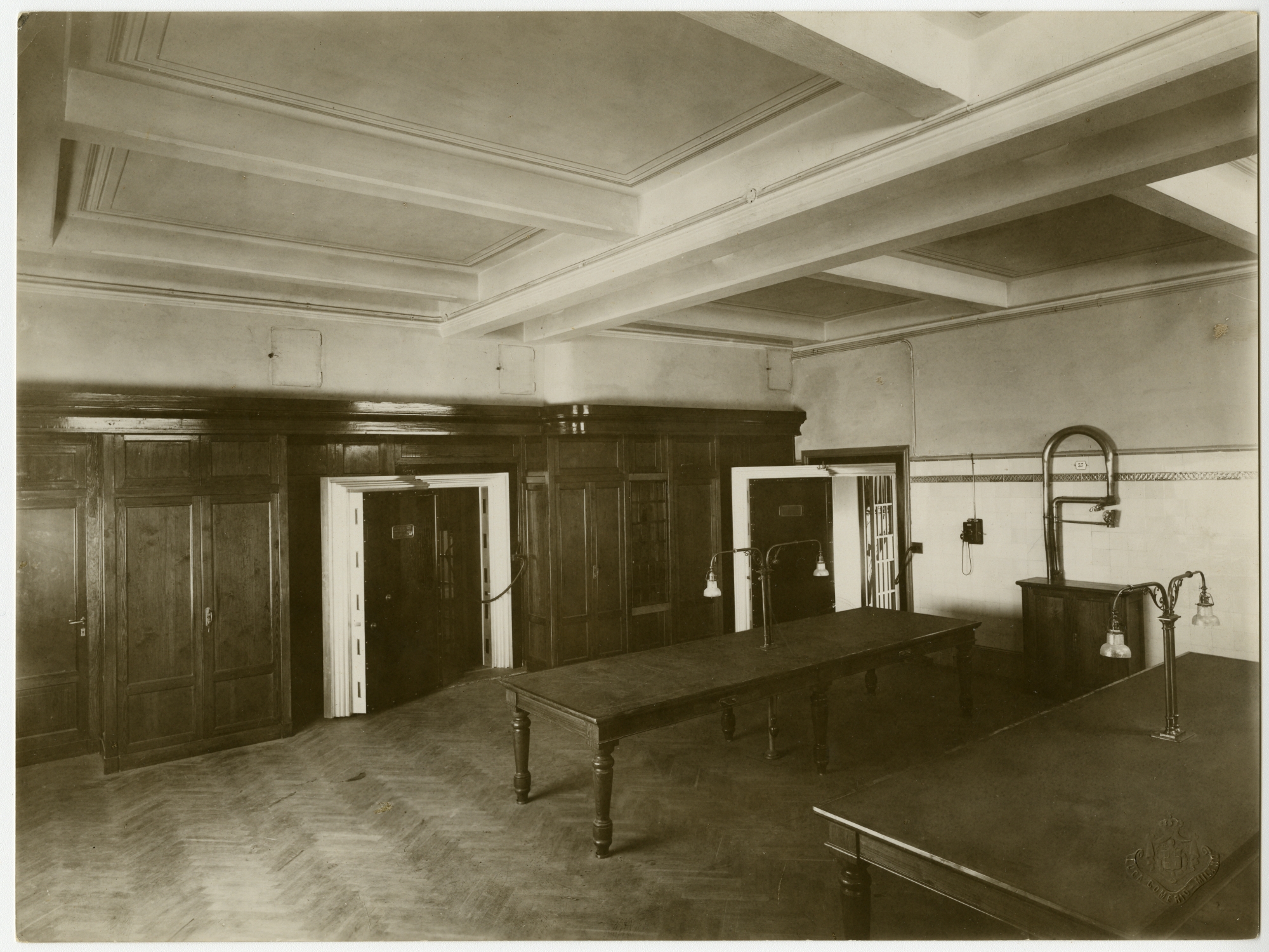 Atrio dei caveau Dossiers e Tesoro, 1911,  Fotografia di Luca Comerio, Archivio Storico Intesa Sanpaolo