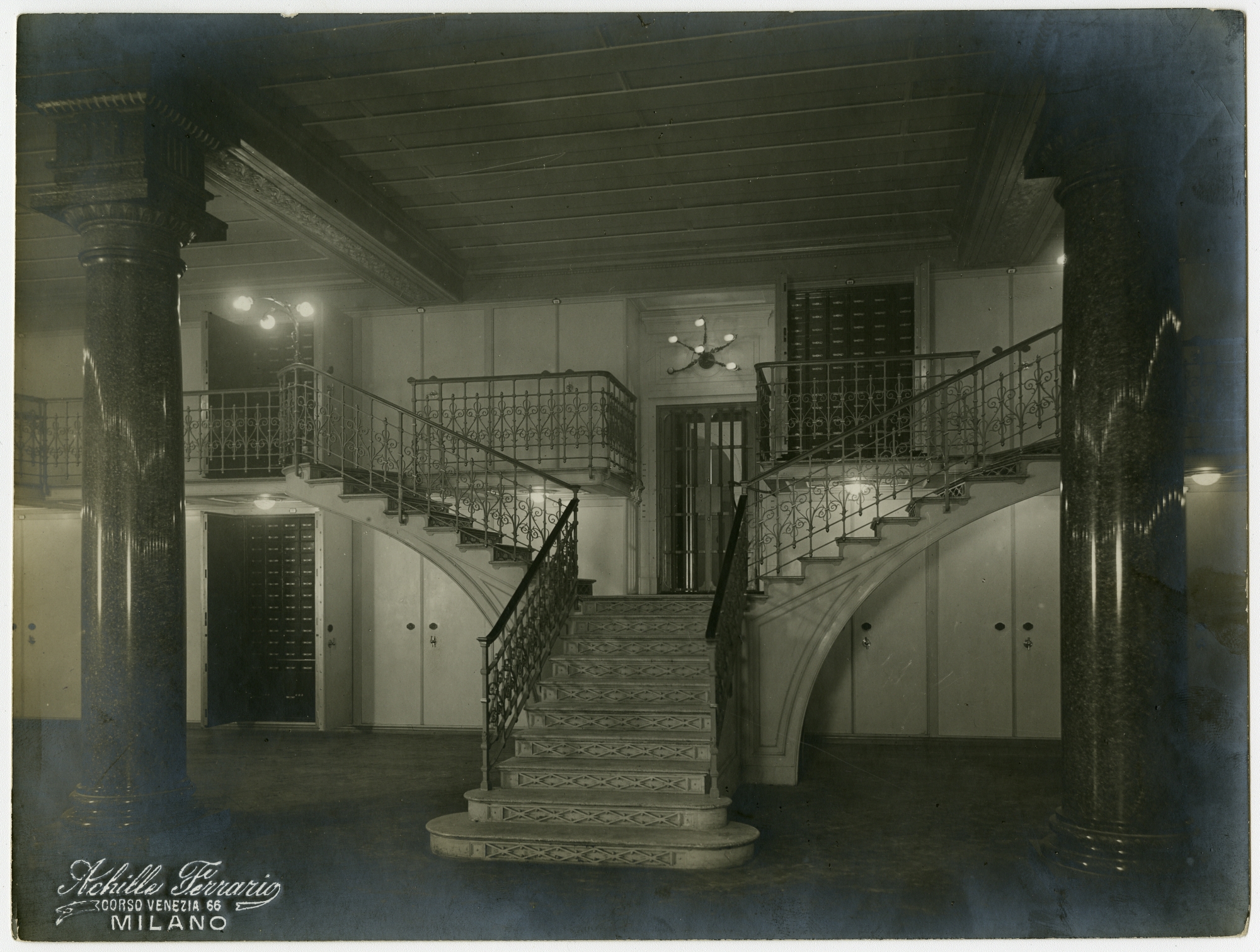 Scalone all’interno del Caveau, 1911. Fotografia di Achille Ferrario, Archivio Storico Intesa Sanpaolo