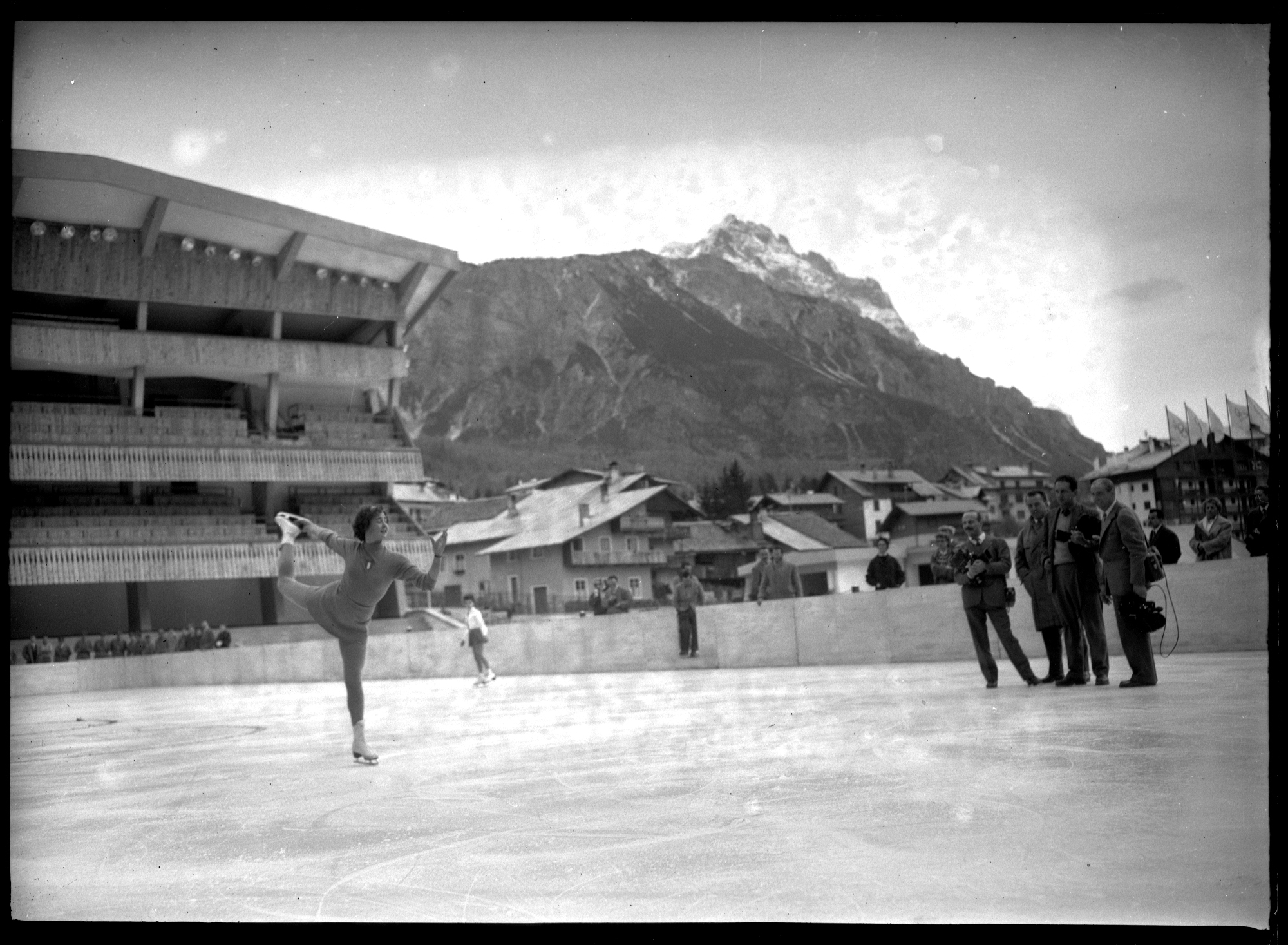 Fiorella Negro si esibisce all'inaugurazione dello Stadio del ghiaccio per le Olimpiadi invernali Milano-Cortina 1956, ottobre 1955 Fotografia di Silvano Lucca - Publifoto CSAC, Università di Parma