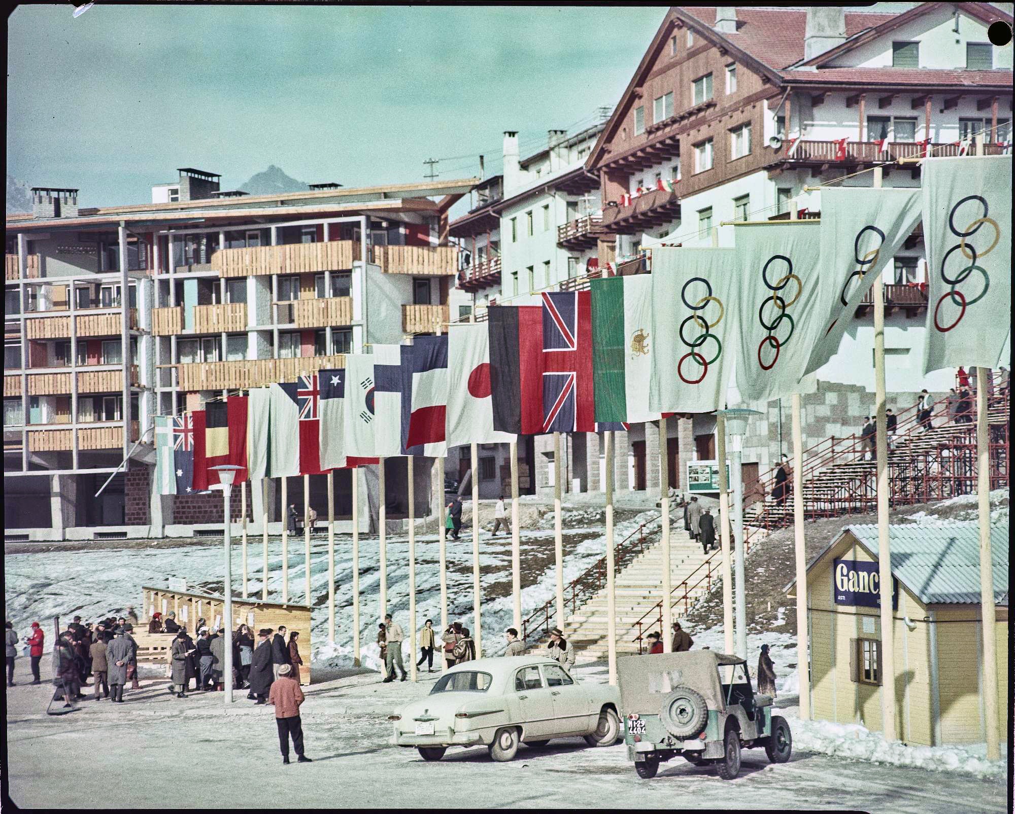Bandiere di vari Paesi e dei cinque cerchi olimpici esposte in occasione delle Olimpiadi invernali Cortina d'Ampezzo, gennaio-febbraio 1956  Fotografia di Publifoto Archivio Publifoto Intesa Sanpaolo
