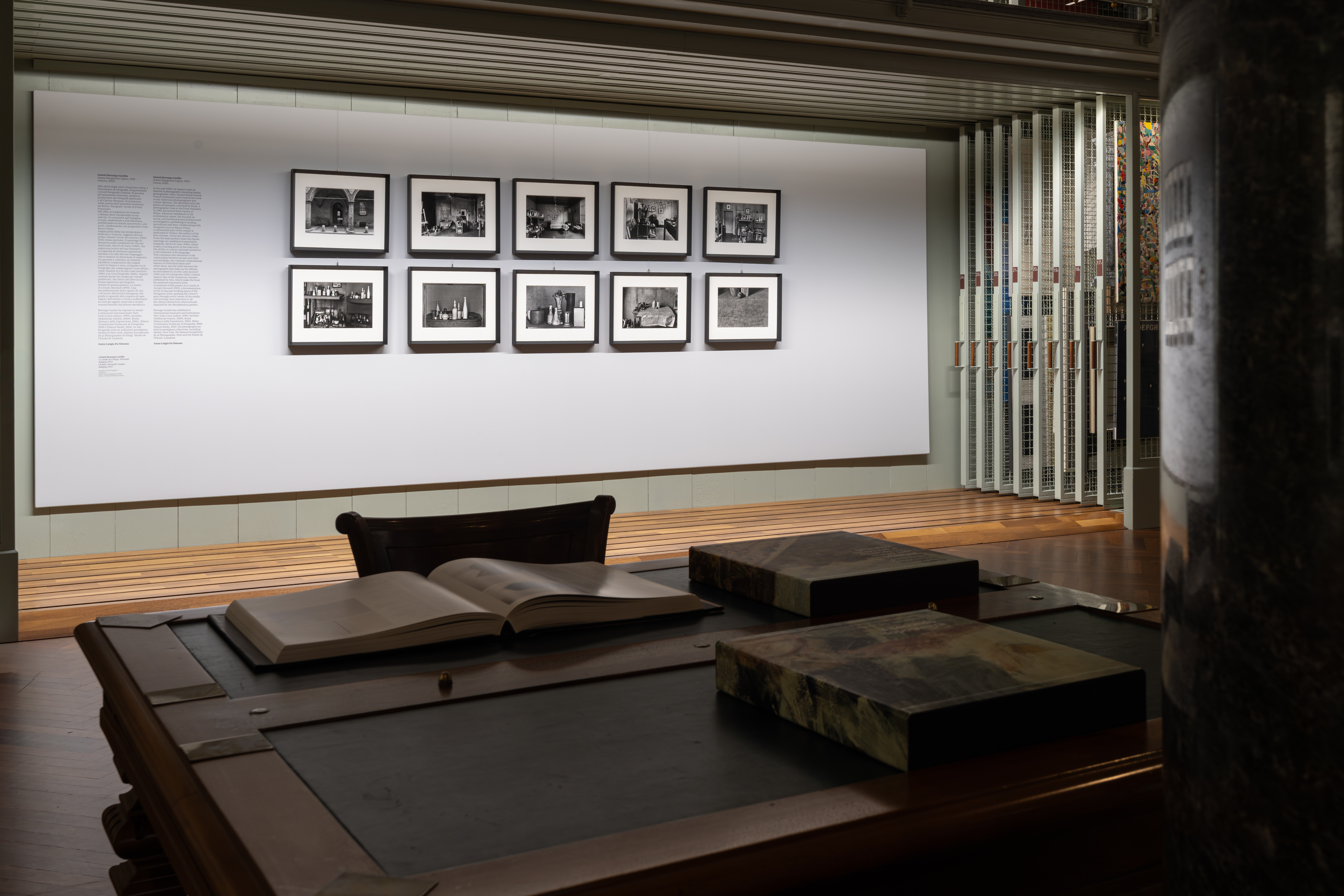 Fotografie allestimento mostra "Gianni Berengo Gardin. Lo studio di Giorgio Morandi" alle Gallerie d'Italia 