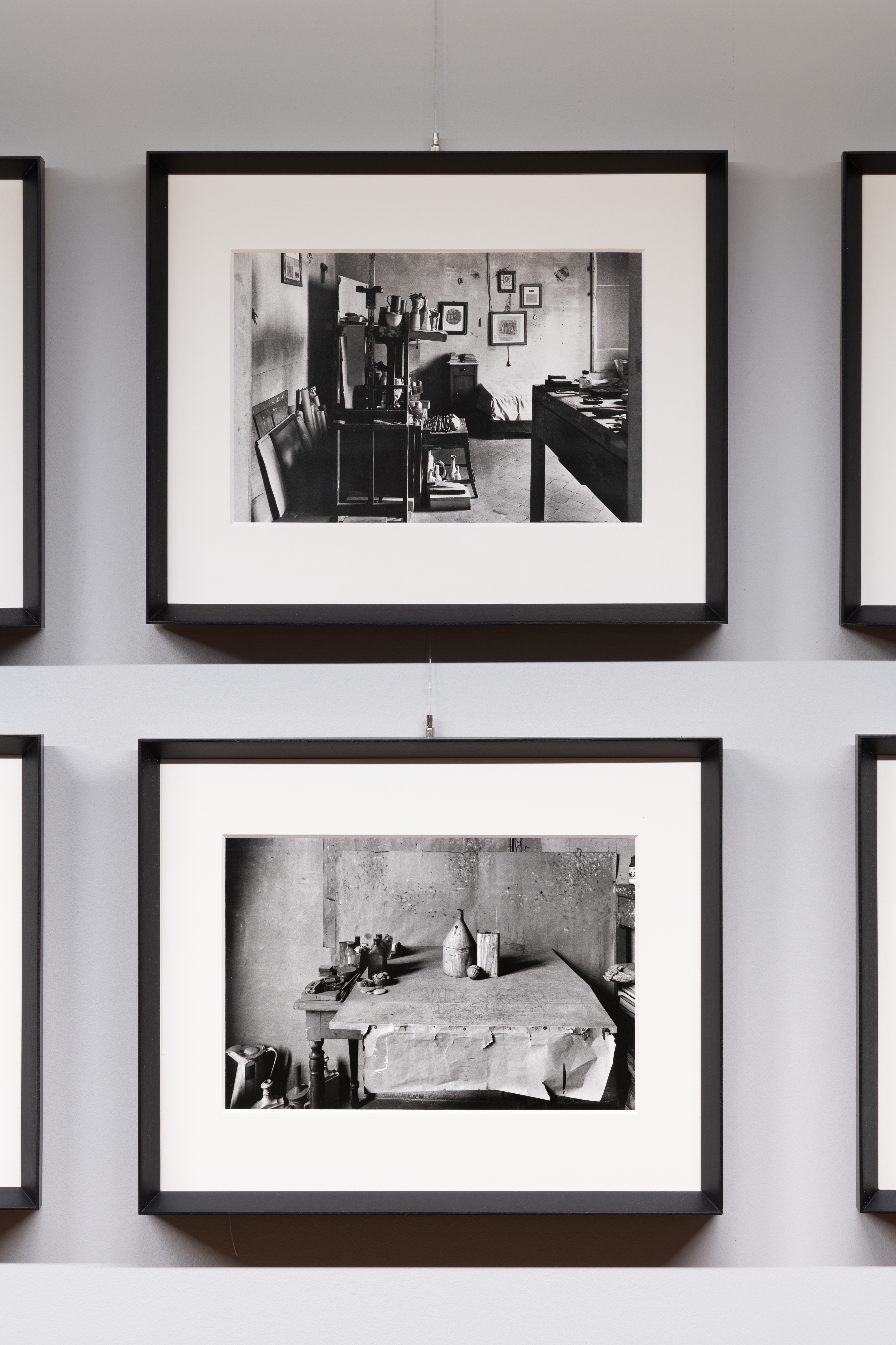 Fotografie allestimento mostra "Gianni Berengo Gardin. Lo studio di Giorgio Morandi" alle Gallerie d'Italia a Milano 