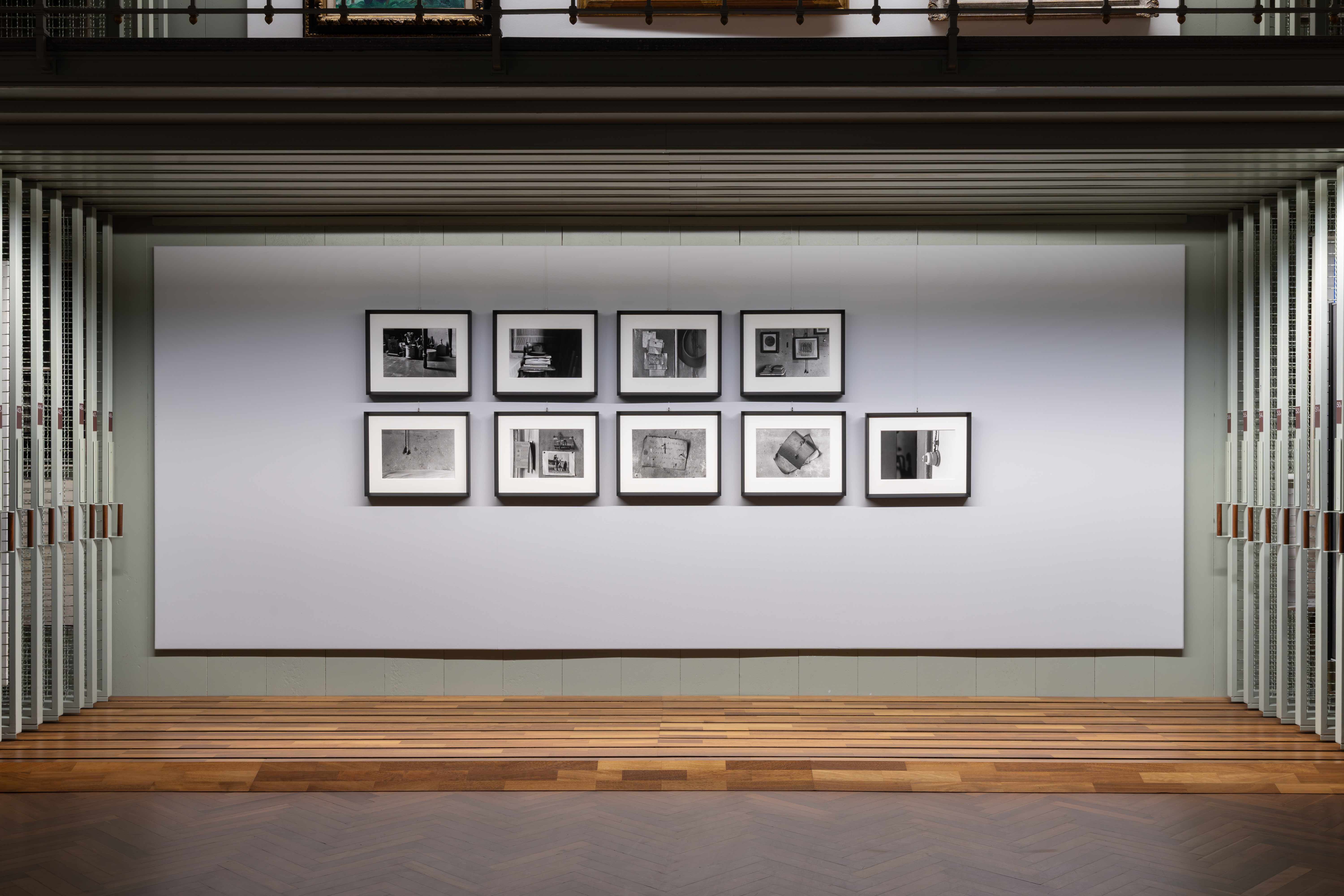 Fotografie allestimento mostra "Gianni Berengo Gardin. Lo studio di Giorgio Morandi" a Milano