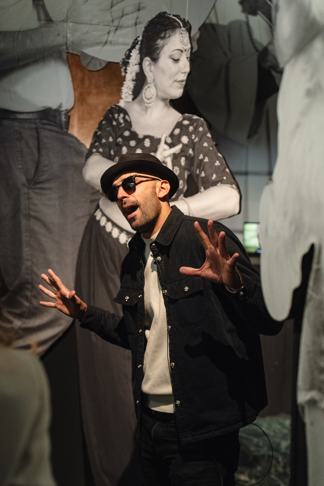 Fotografie della mostra di JR "Chi sei, Napoli?", artista JR