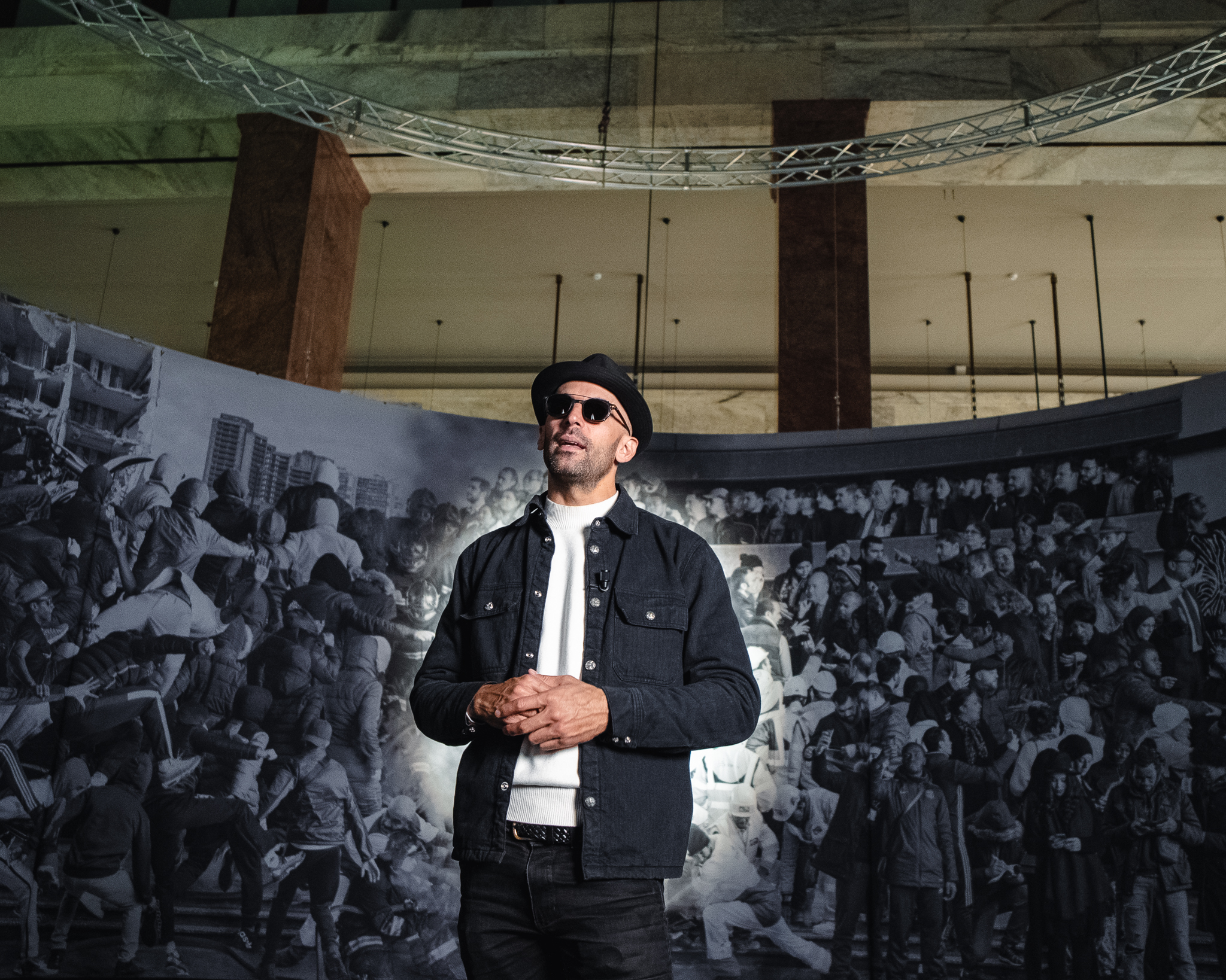 Fotografie della mostra di JR "Chi sei, Napoli?" con JR