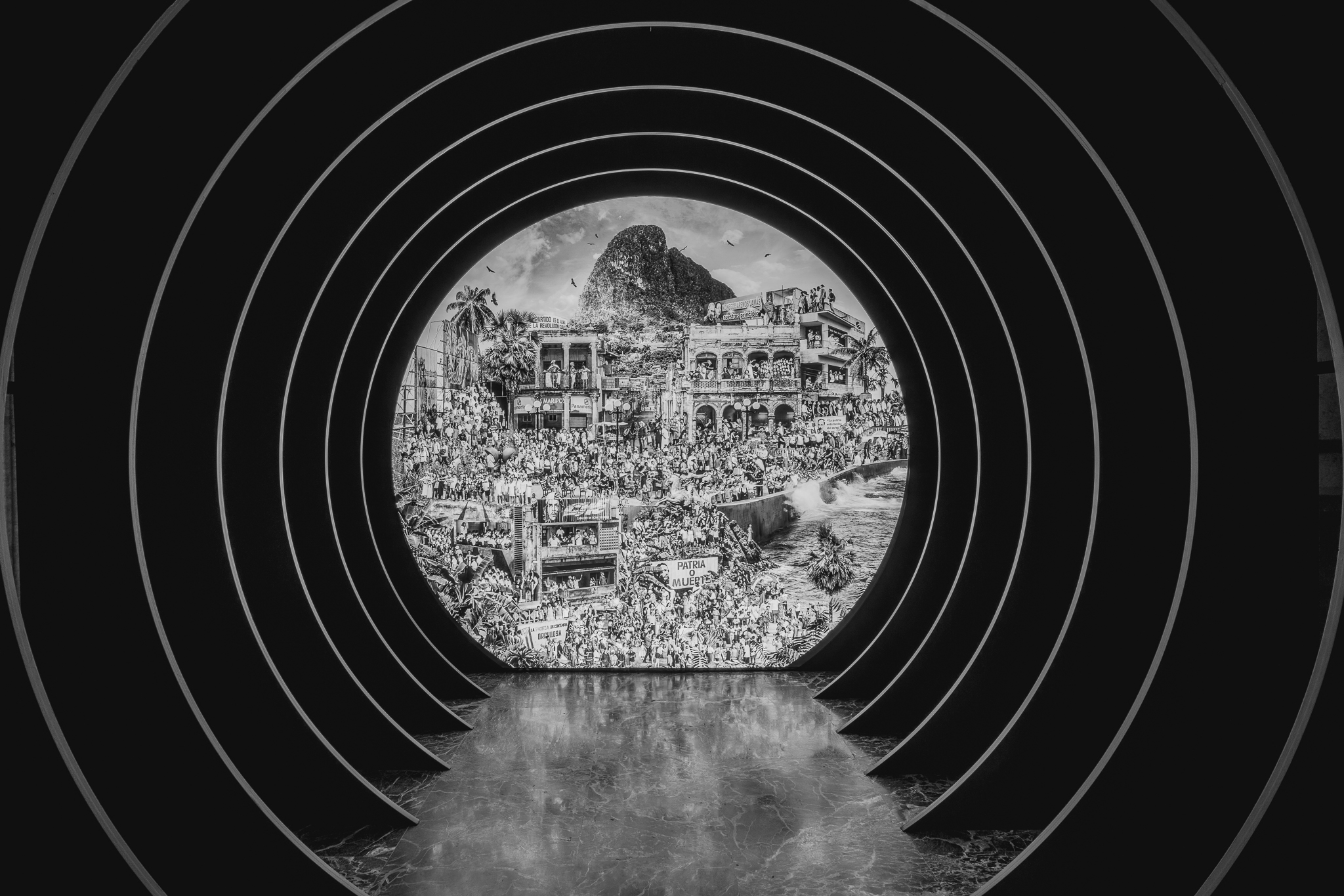 Fotografie della mostra di JR "Chi sei, Napoli?", sala