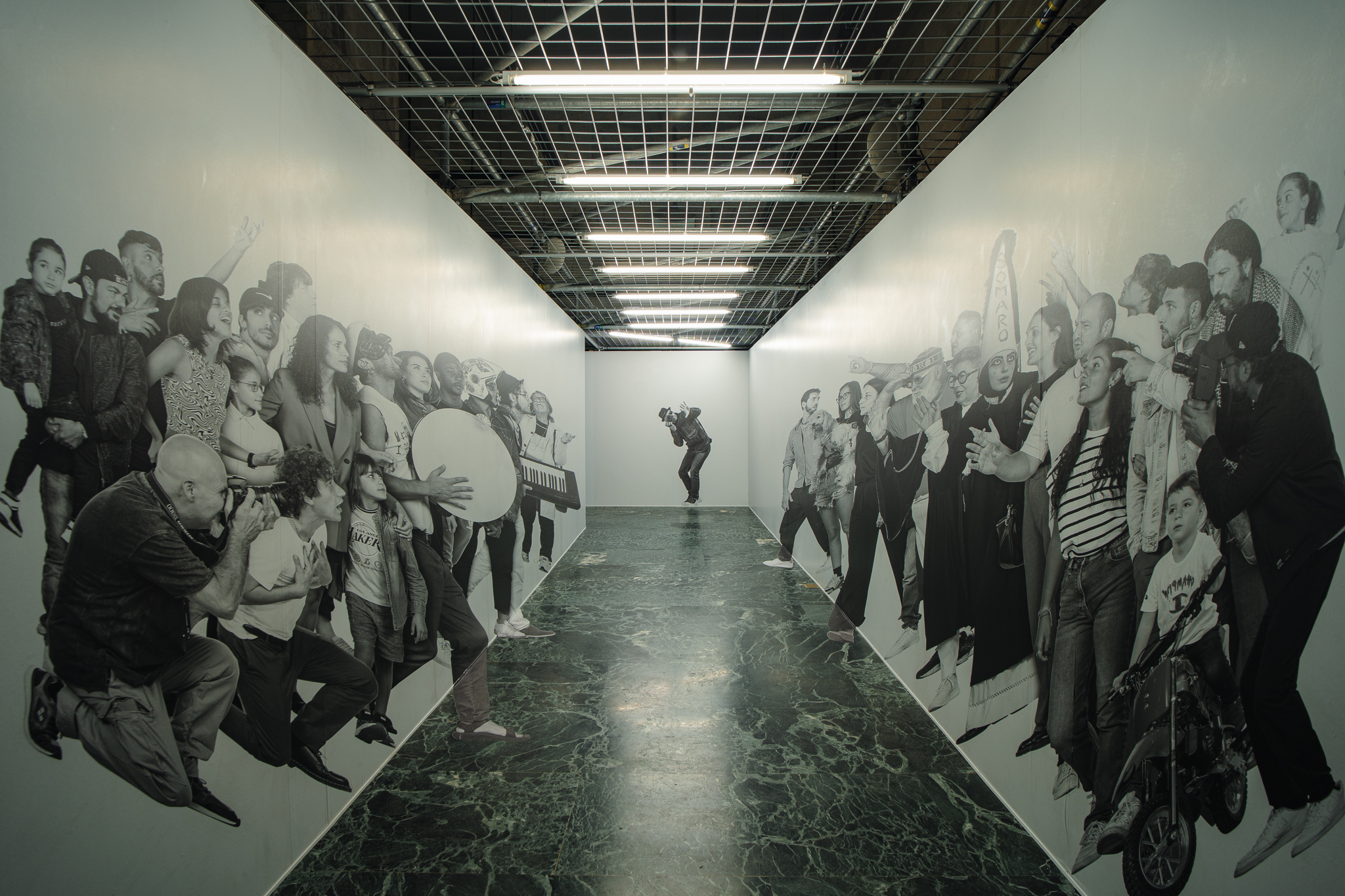 Fotografie della mostra di JR "Chi sei, Napoli?", sala