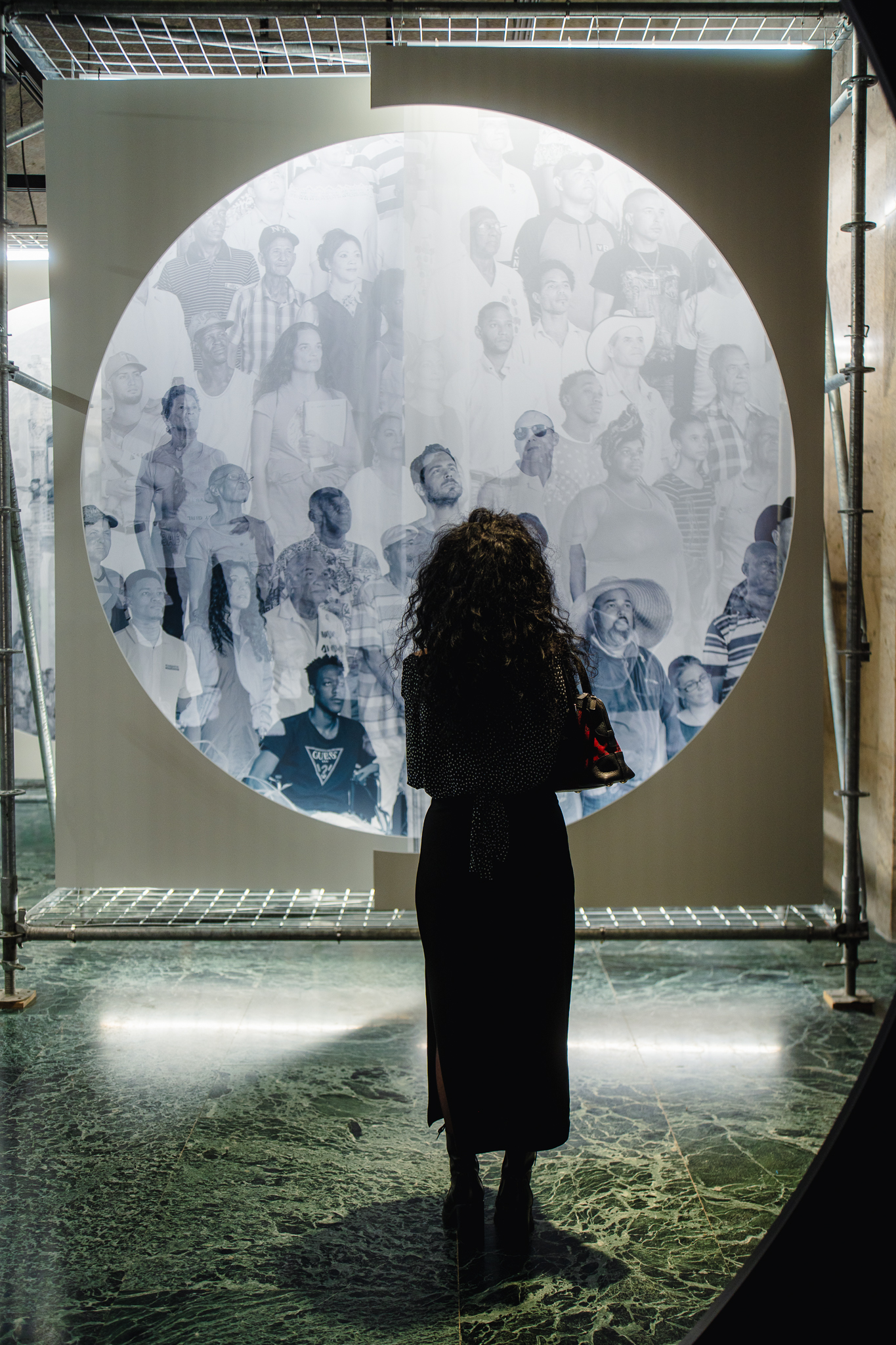 Fotografia della mostra di JR "Chi sei, Napoli?"