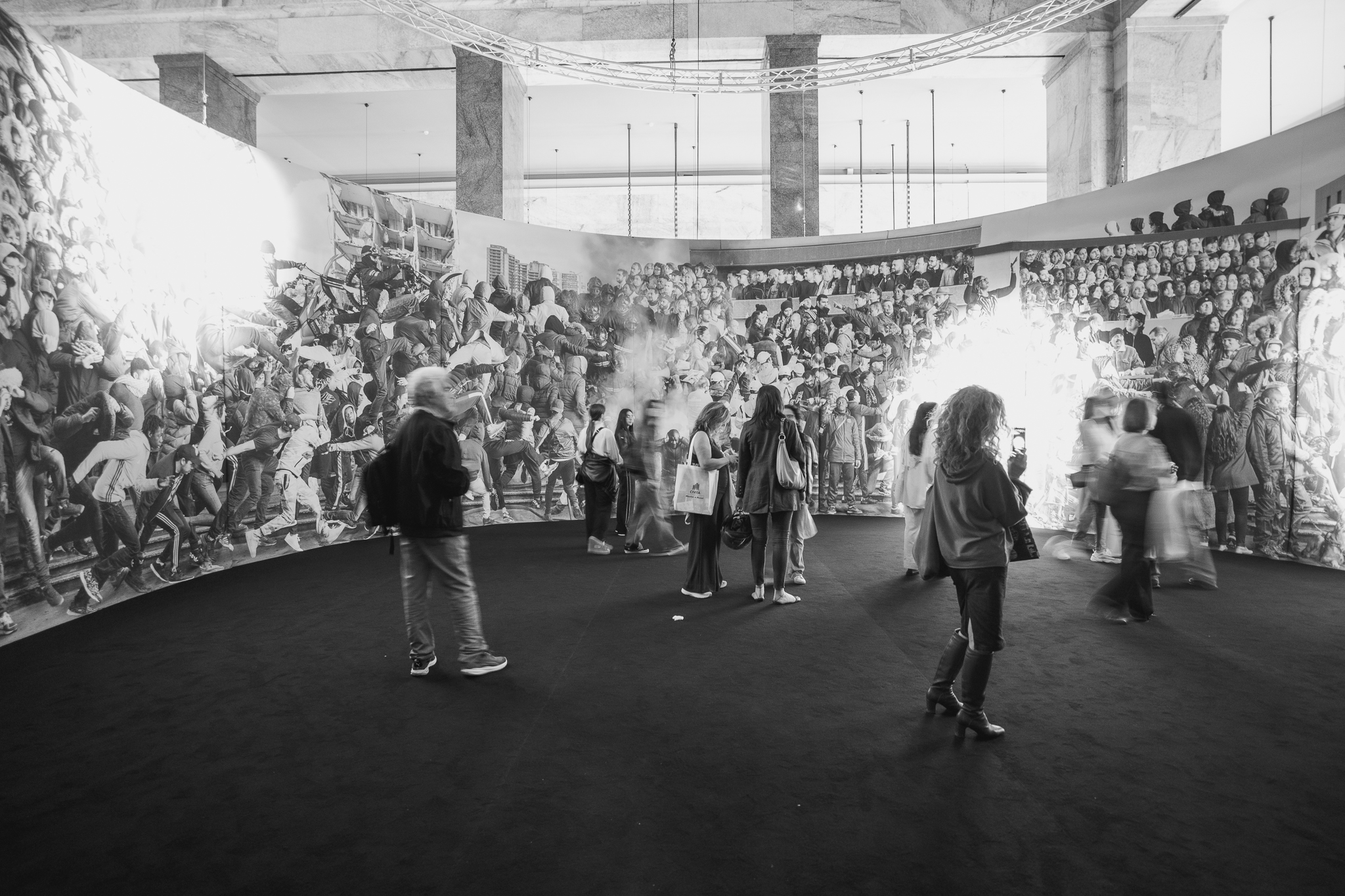 Fotografie della mostra di JR "Chi sei, Napoli?"