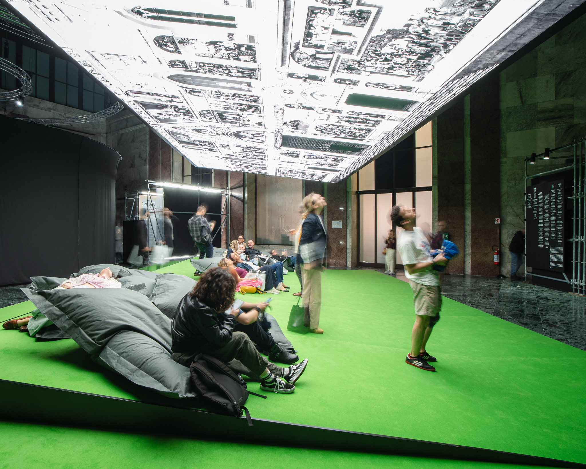 Fotografie della mostra di JR "Chi sei, Napoli?", sala verde