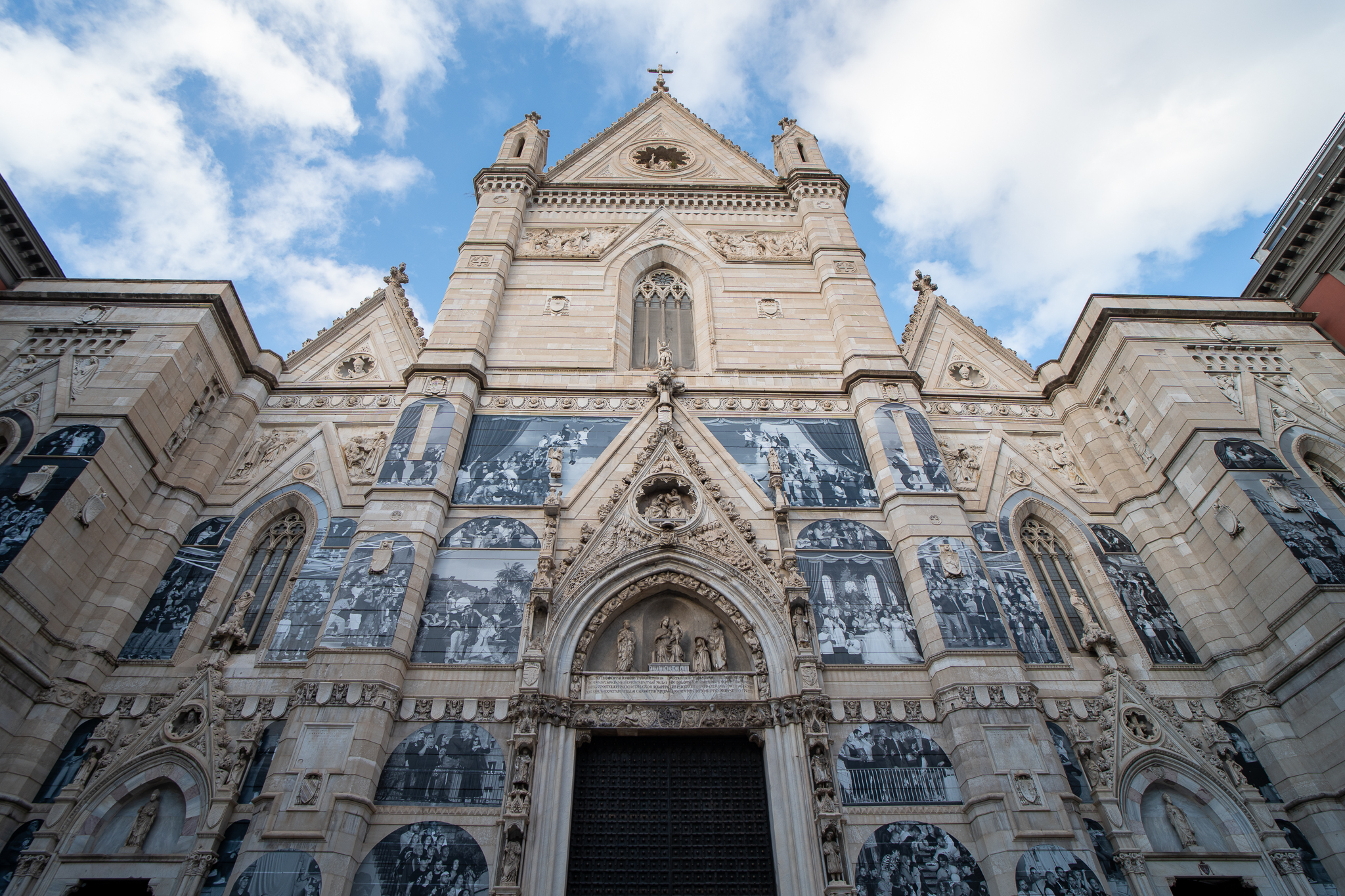 Fotografie del progetto “Chronicles” di JR a Napoli, facciata duomo