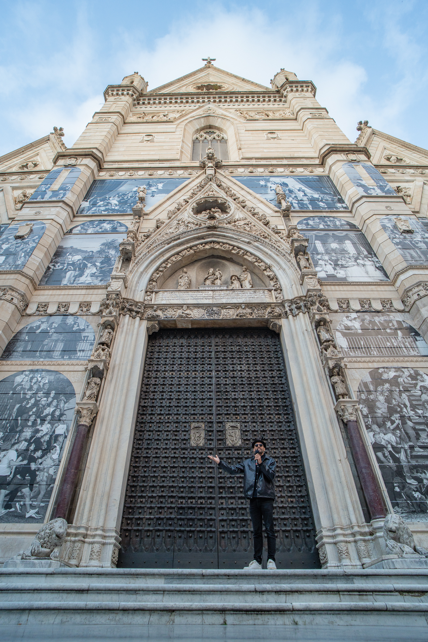 Fotografie del progetto “Chronicles” di JR a Napoli, duomo