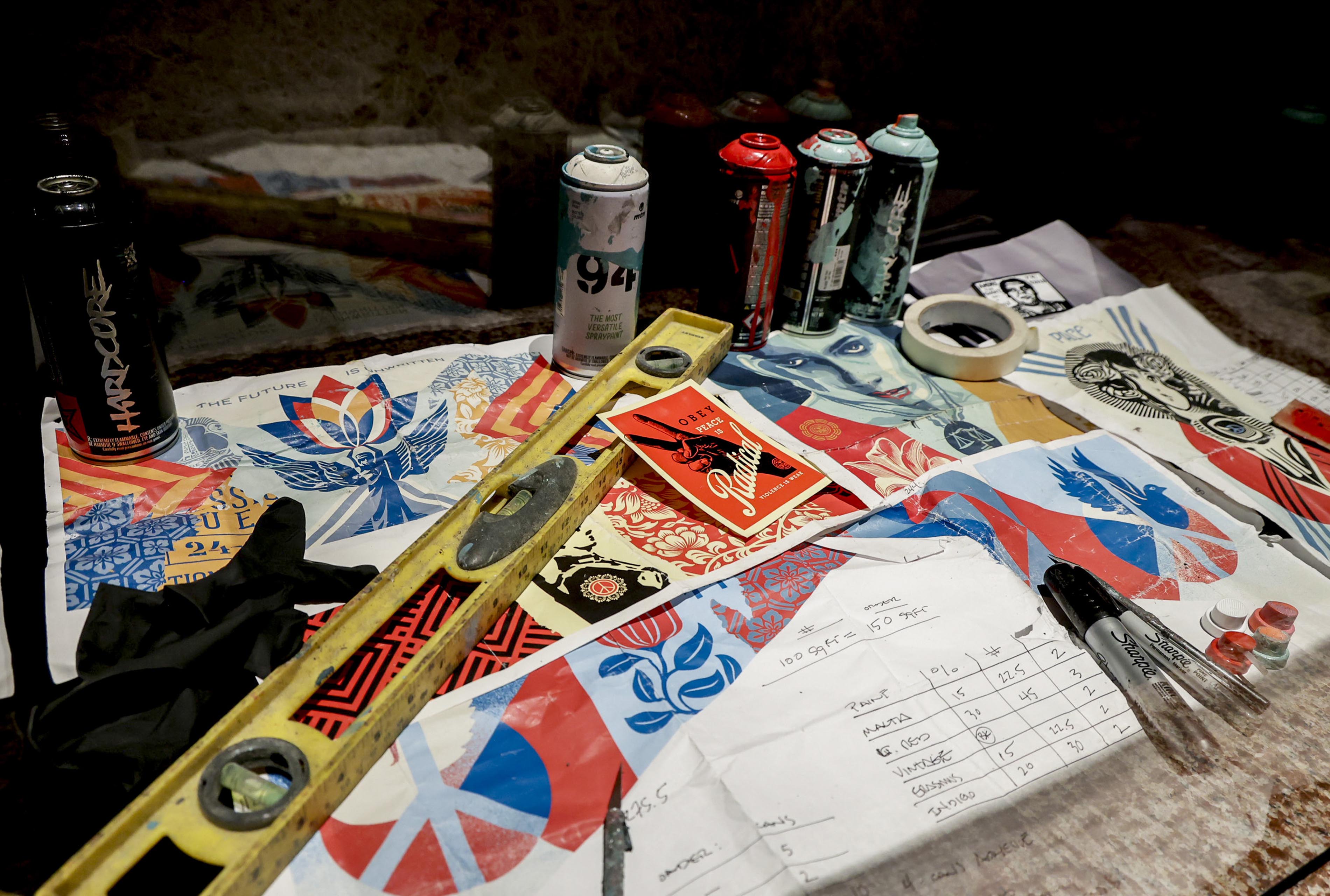 Foto dell'allestimento della mostra "OBEY: Power to the peaceful" a Napoli