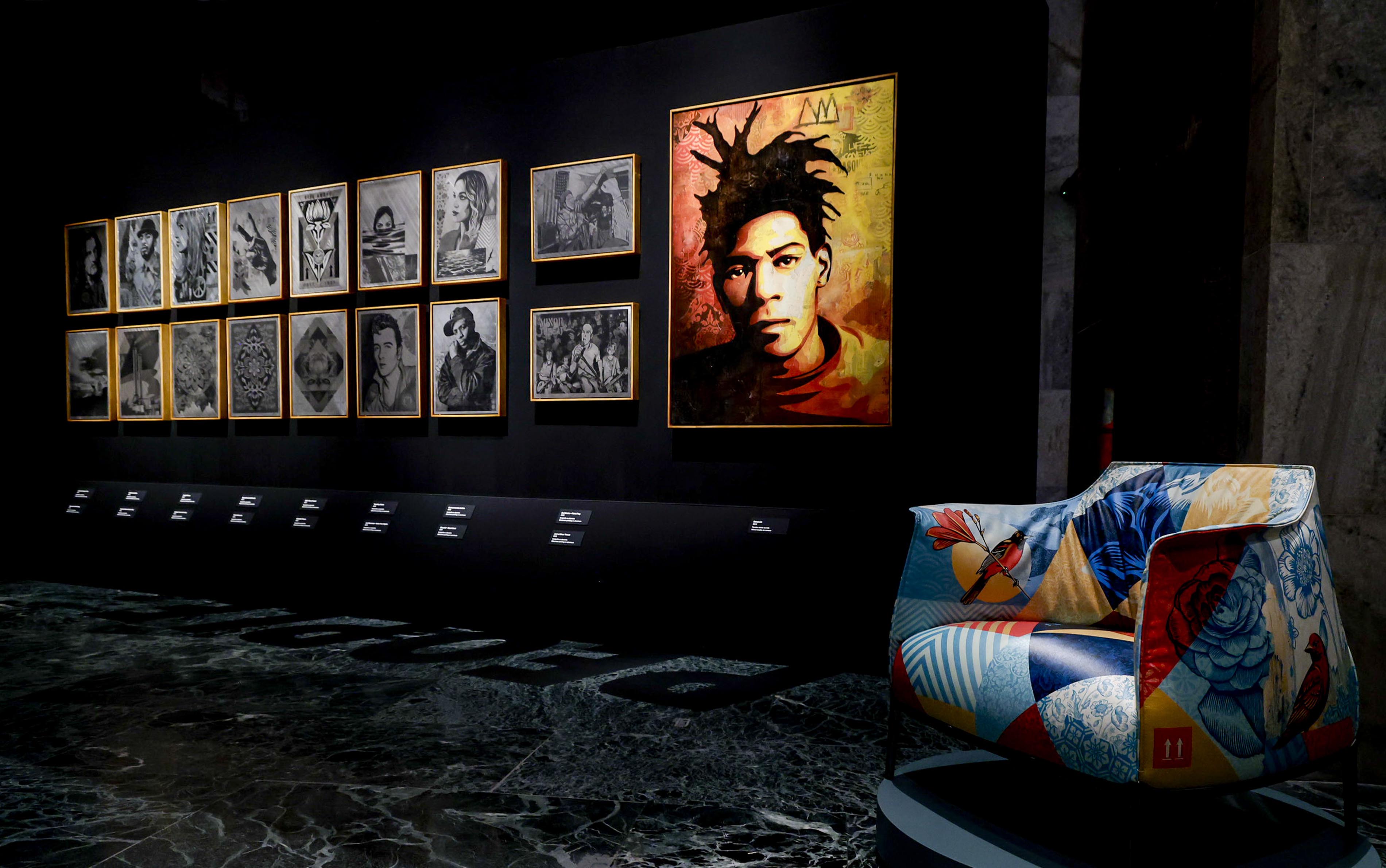 Foto dell'allestimento di "OBEY: Power to the peaceful" a Napoli