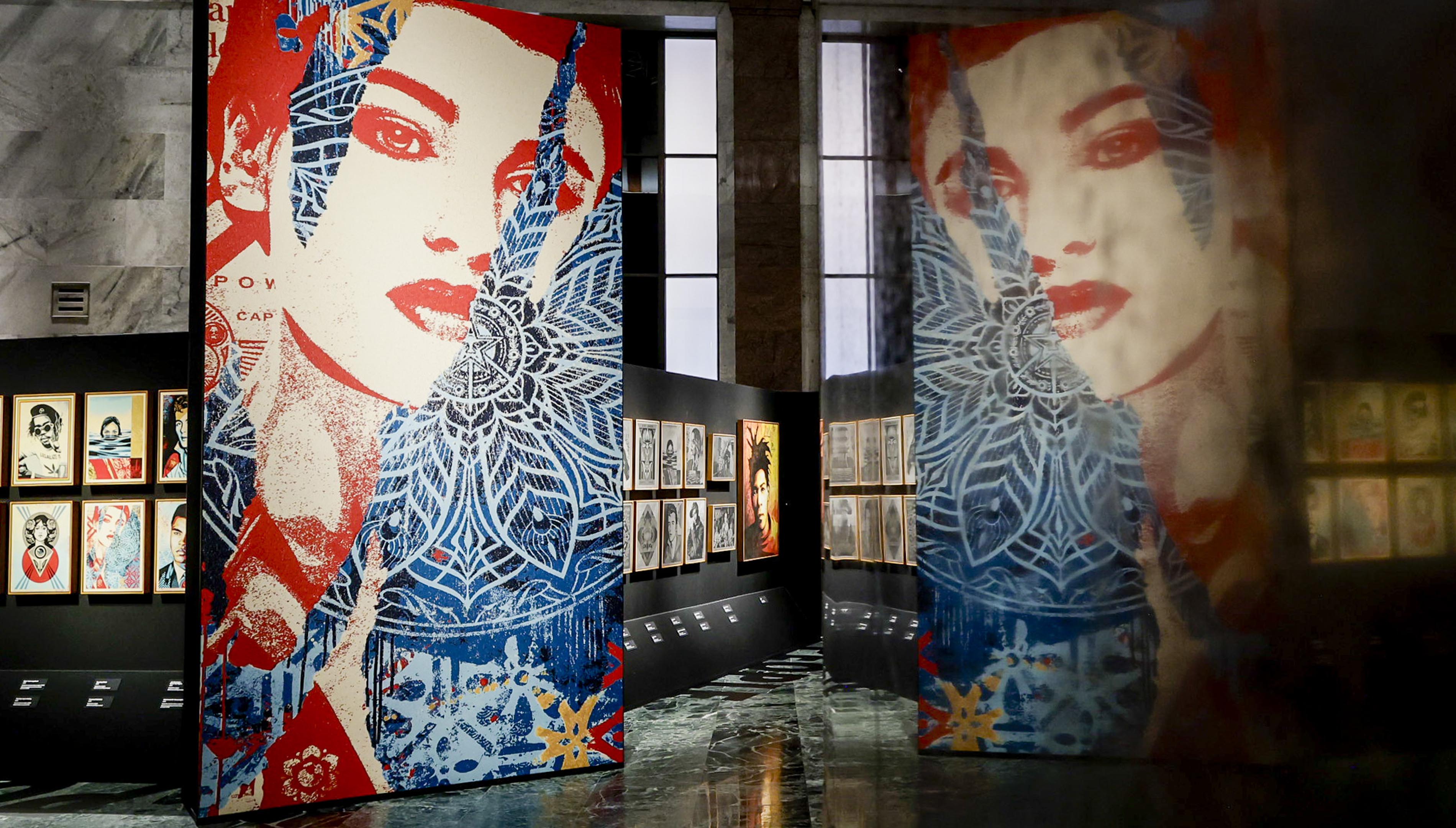 Foto della mostra "OBEY: Power to the peaceful" a Napoli