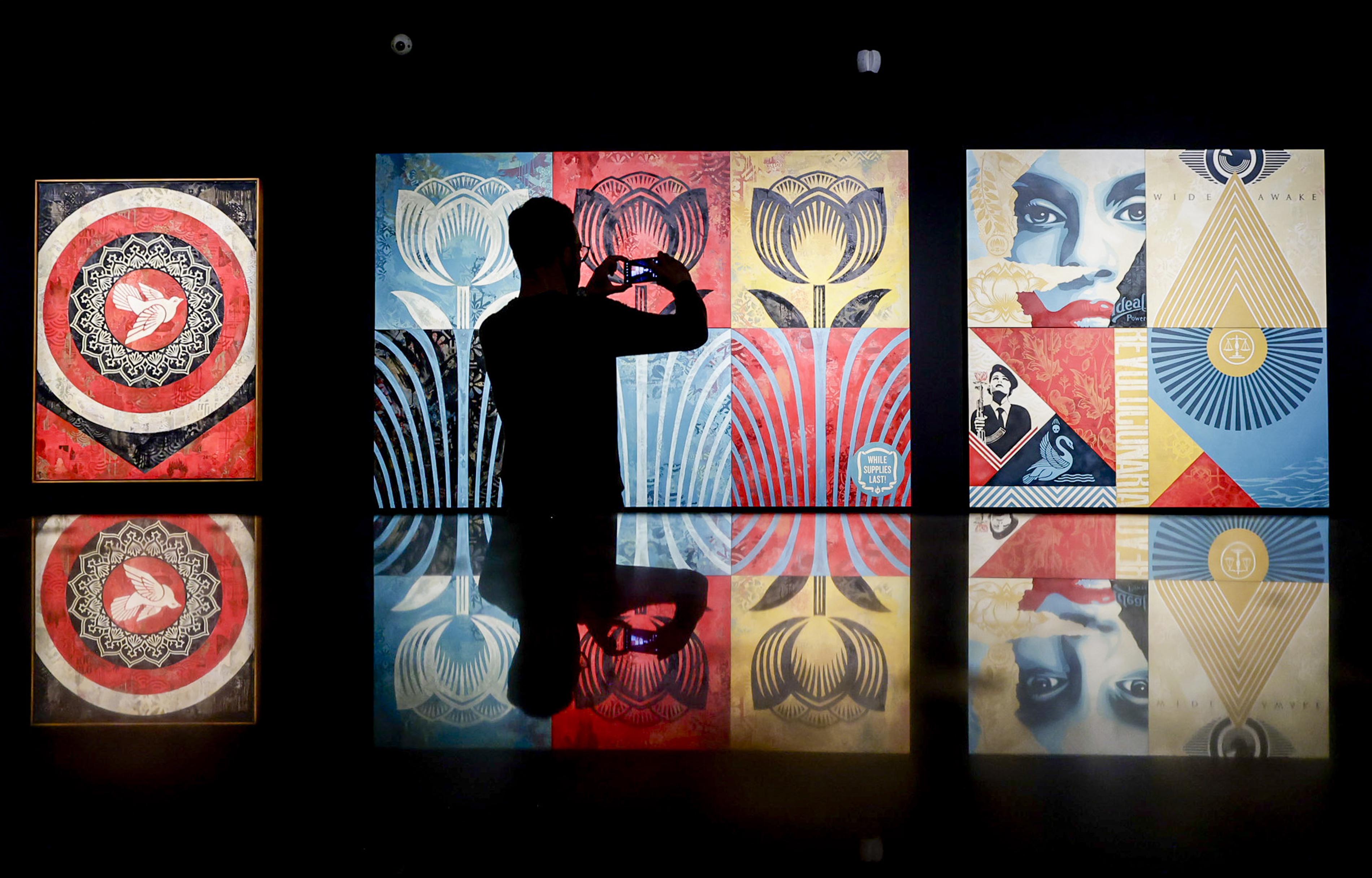 Fotografia dell'allestimento della mostra "OBEY: Power to the peaceful"