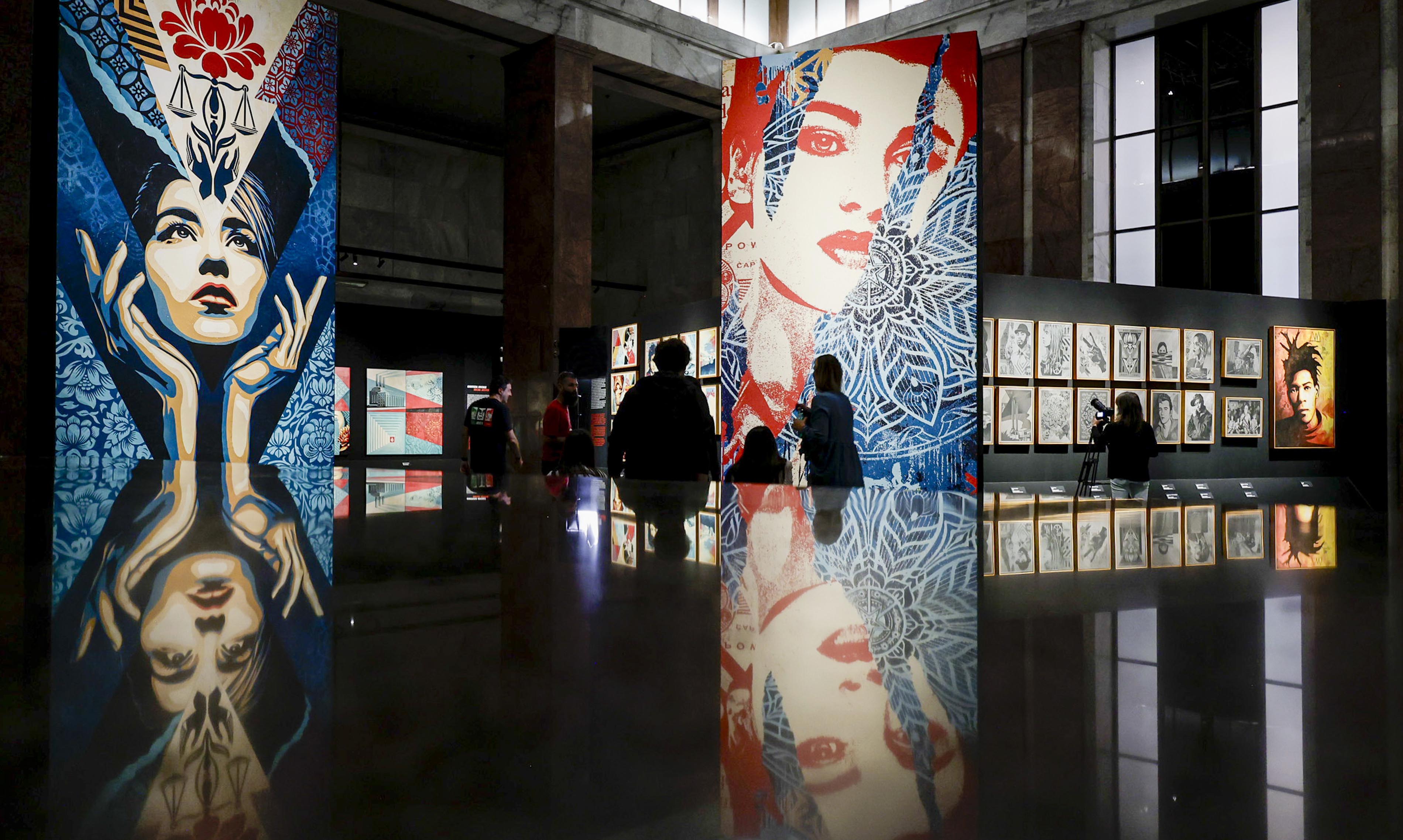 Fotografia dell'allestimento della mostra "OBEY: Power to the peaceful" a Napoli