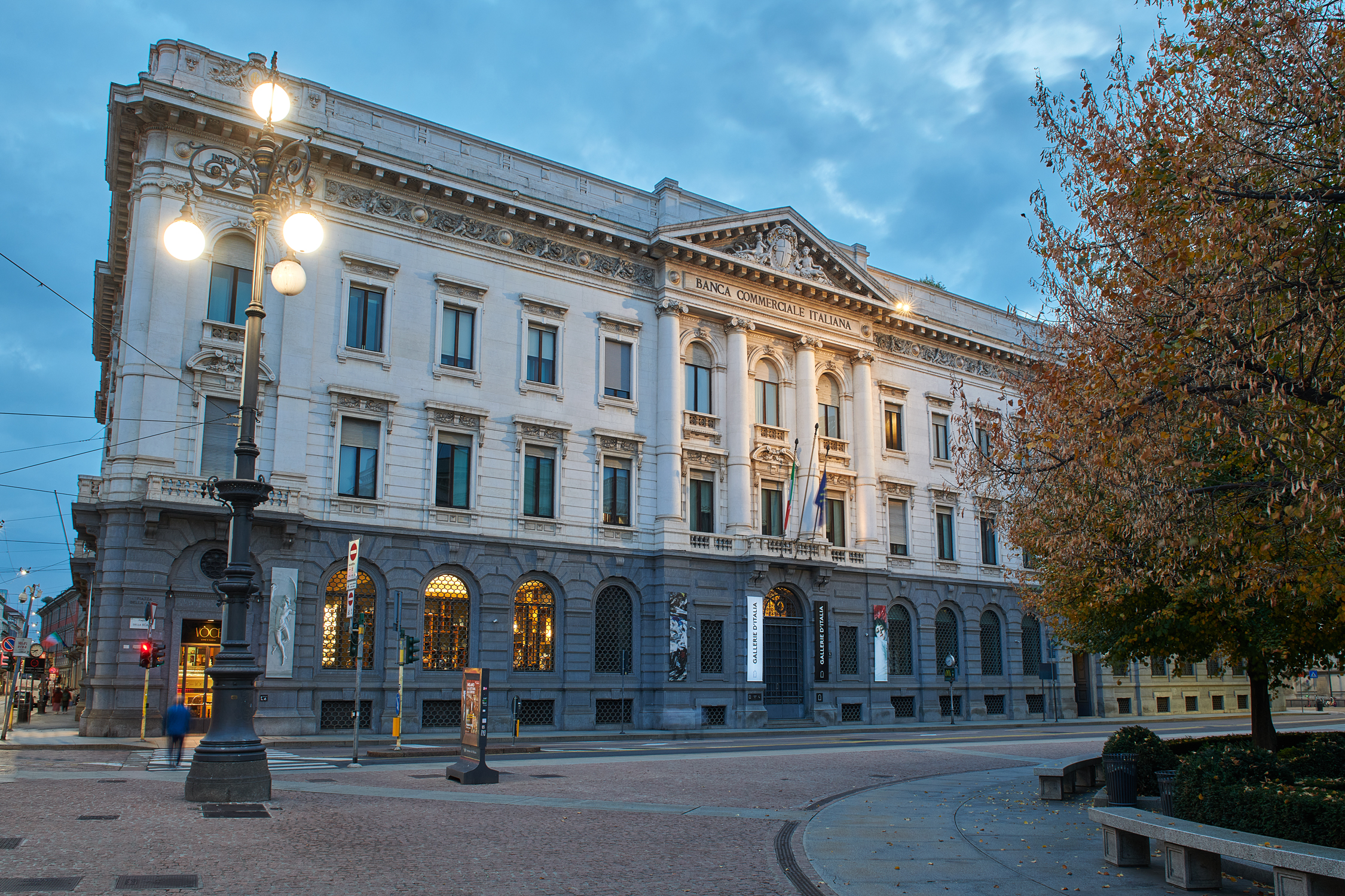 Gallerie d’Italia – Milano, facciata esterna, Piazza della Scala -  Ph. Maurizio Tosto