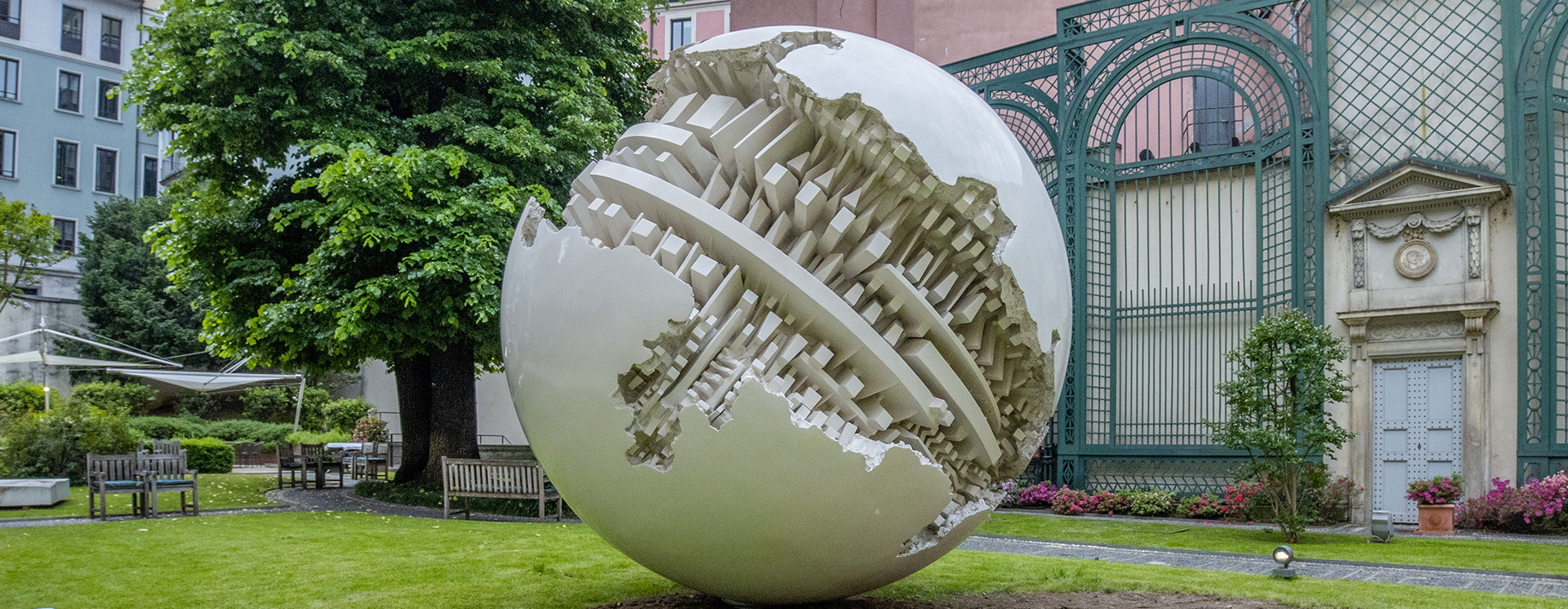 Arnaldo Pomodoro,  Sfera grande, 1966, Collezione Luigi e Peppino Agrati - Intesa Sanpaolo