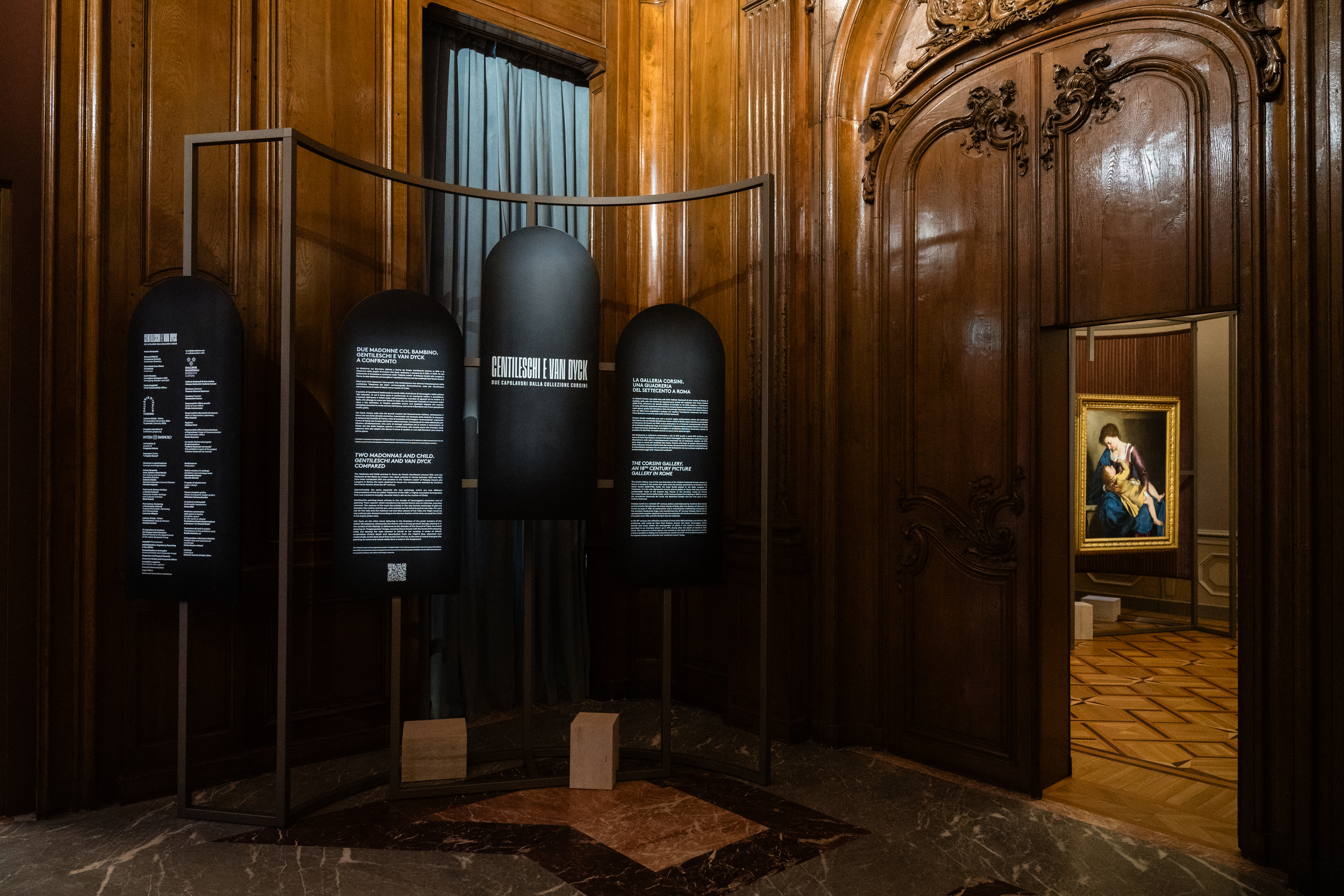 foto pannello  allestimento mostra "Gentileschi e Van Dyck. Due capolavori dalla collezione Corsini"