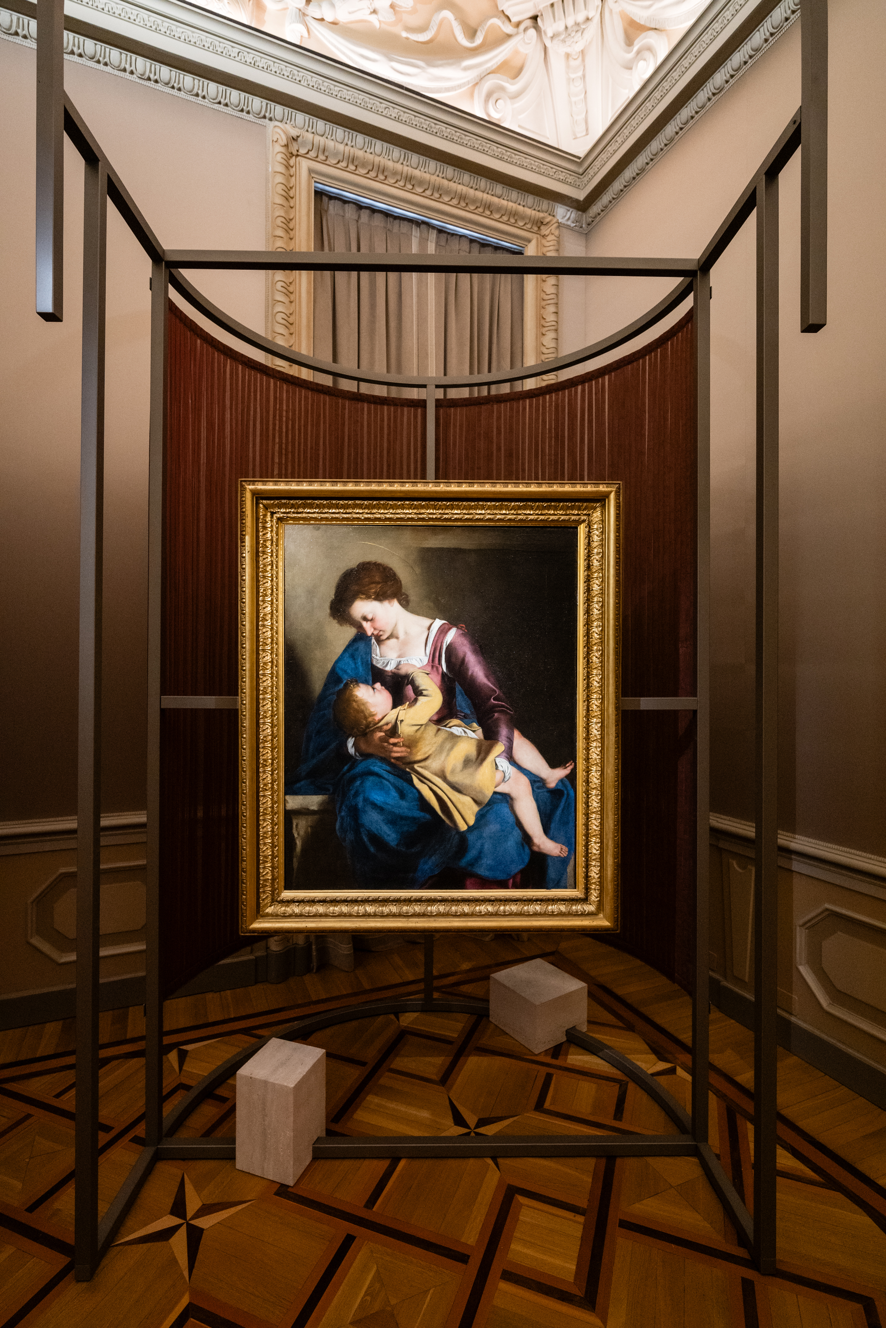 allestimento della mostra "Gentileschi e Van Dyck. Due capolavori dalla collezione Corsini" a Torino