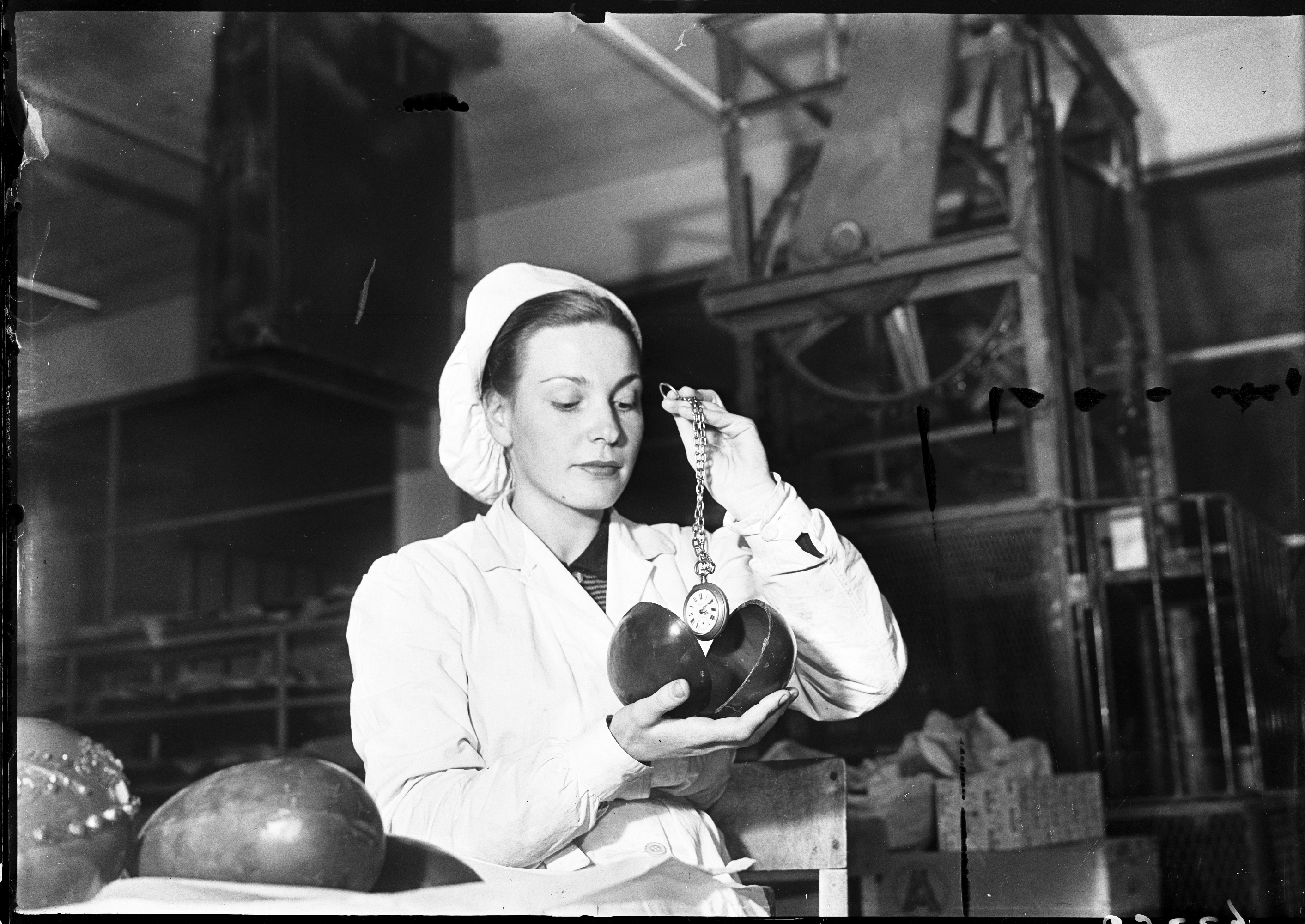 “Uova di Pasqua. Fabbricazione all’Alemagna”, Milano, 7 febbraio 1950, fotografie di Publifoto - Inserimento di una sorpresa personalizzata, @Archivio Publifoto Intesa Sanpaolo