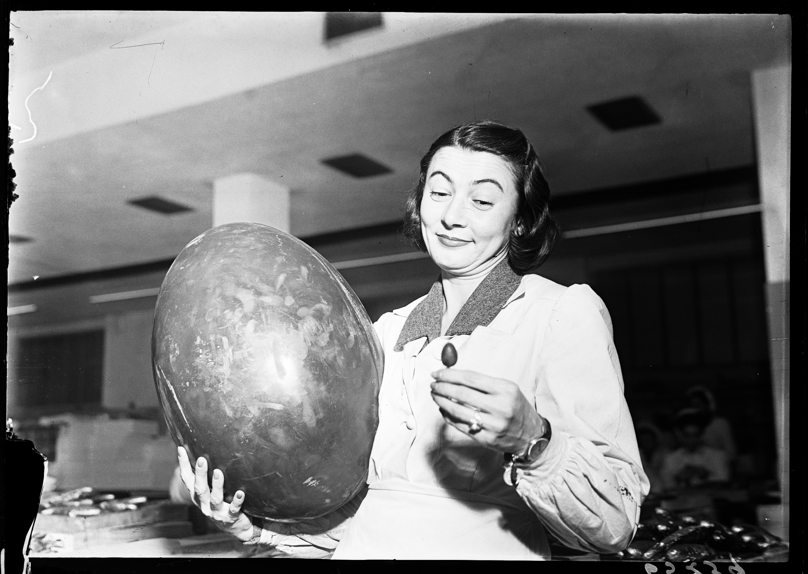 “Uova di Pasqua. Fabbricazione all’Alemagna”, Milano, 7 febbraio 1950, fotografie di Publifoto   -  L’uovo più piccolo e quello più grande prodotti. @Archivio Publifoto Intesa Sanpaolo