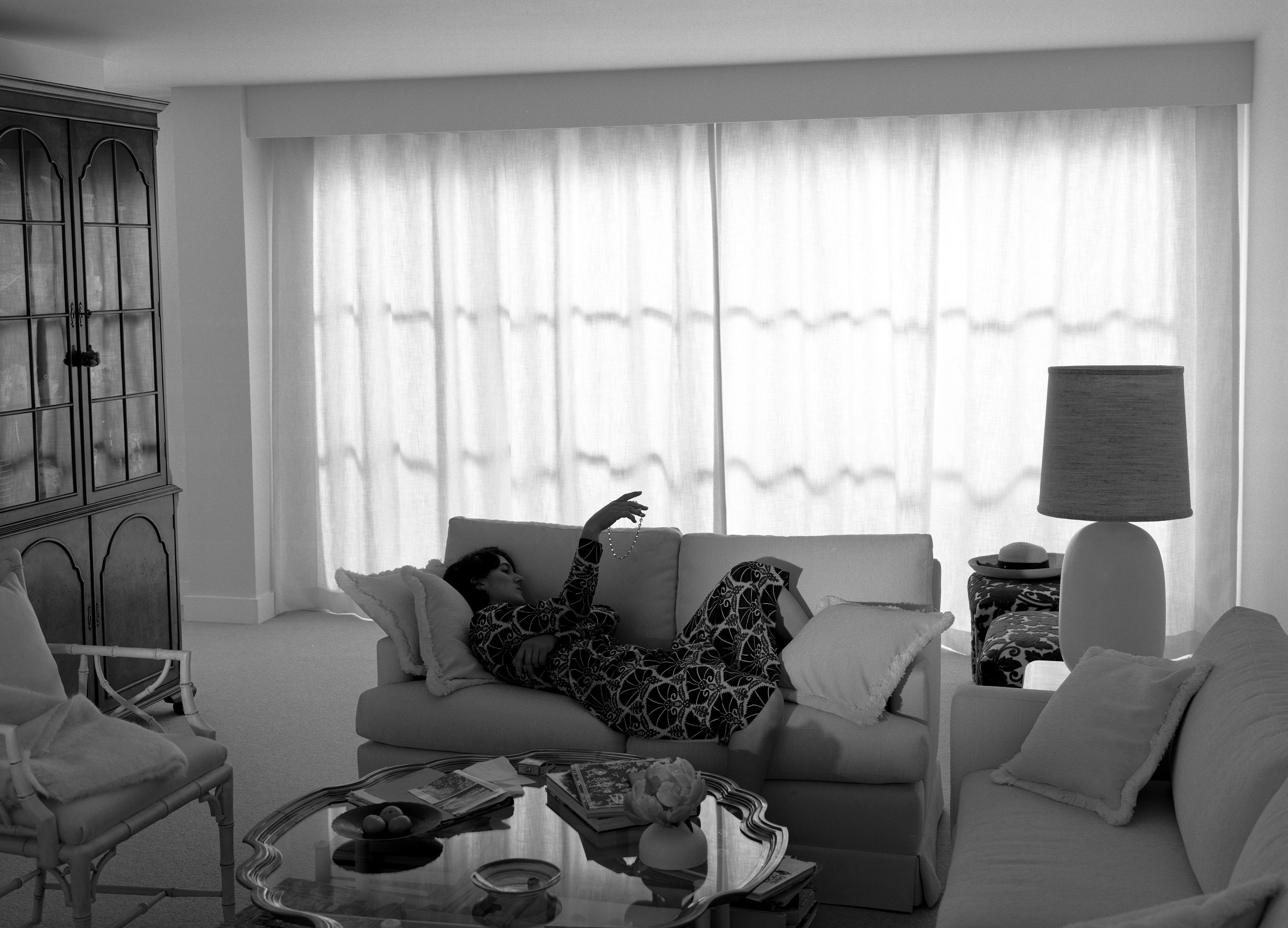 Fotografia: Jeff Wall, Woman with a necklace, 2021. Courtesy of the Artist