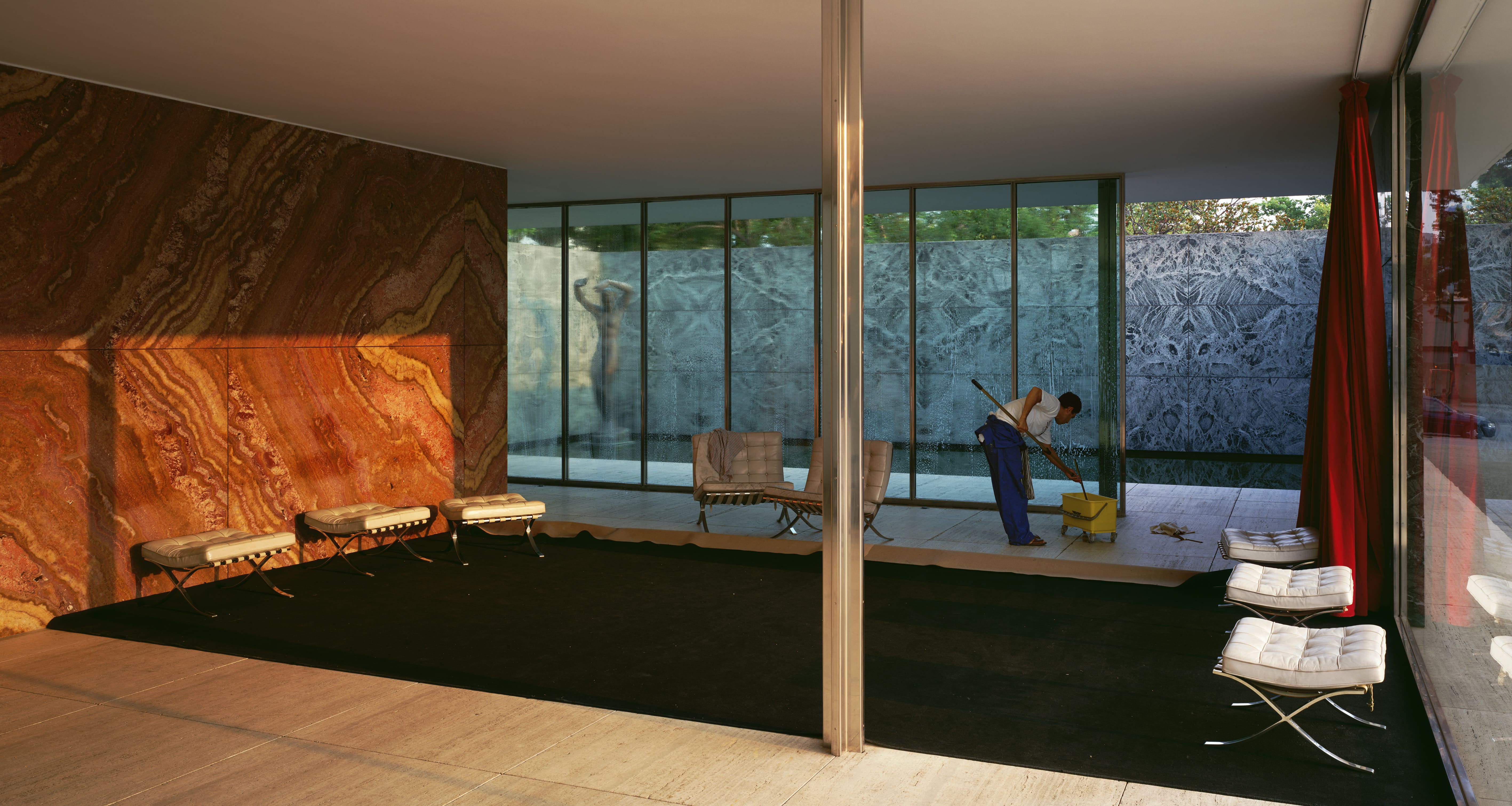 Fotografia:Jeff Wall, Morning Cleaning, Mies van der Rohe Foundation, Barcelona, 1999. Courtesy of the Artist  