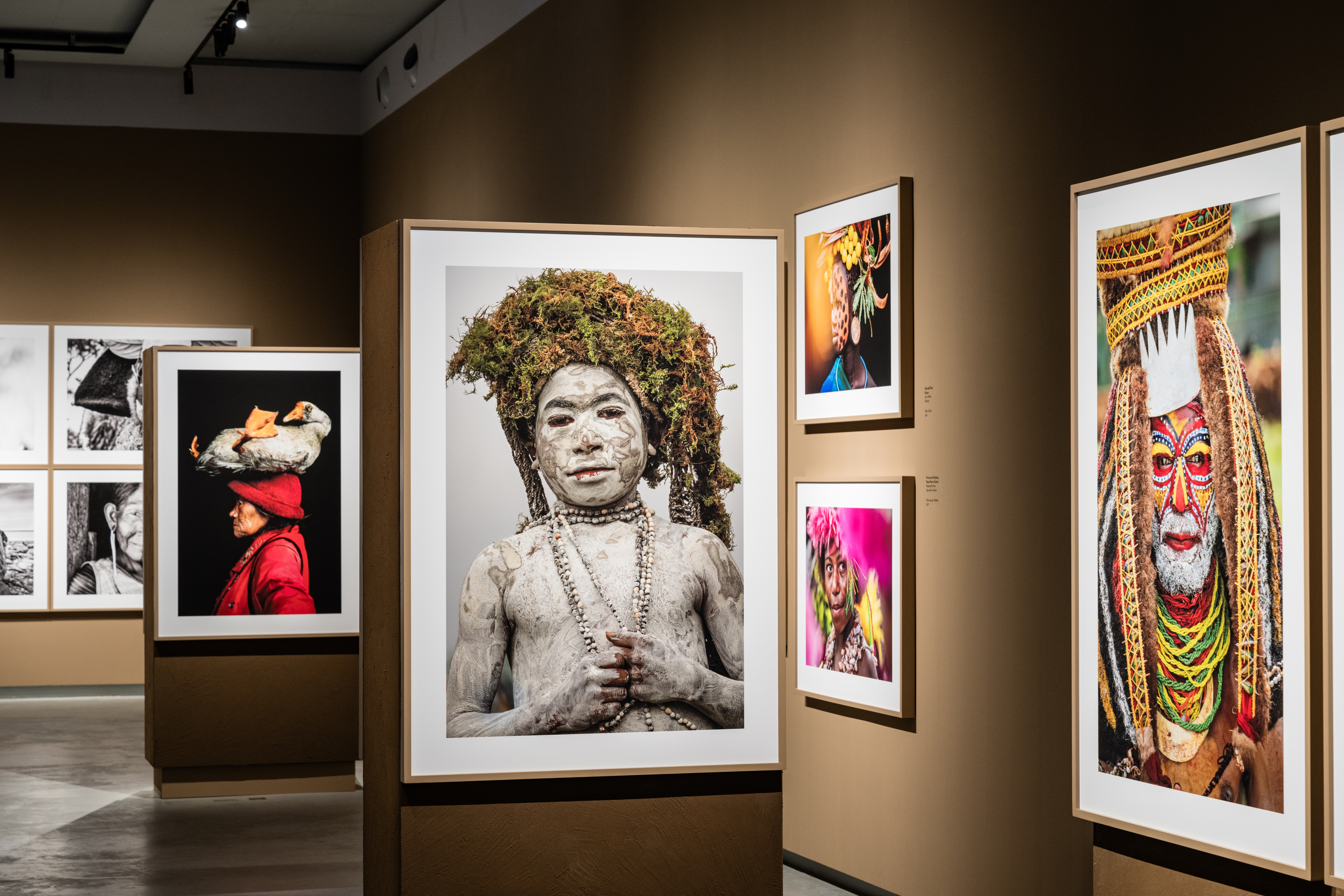 Cristina Mittermeier. La grande saggezza - gruppo fotografie di ritratti indigeni