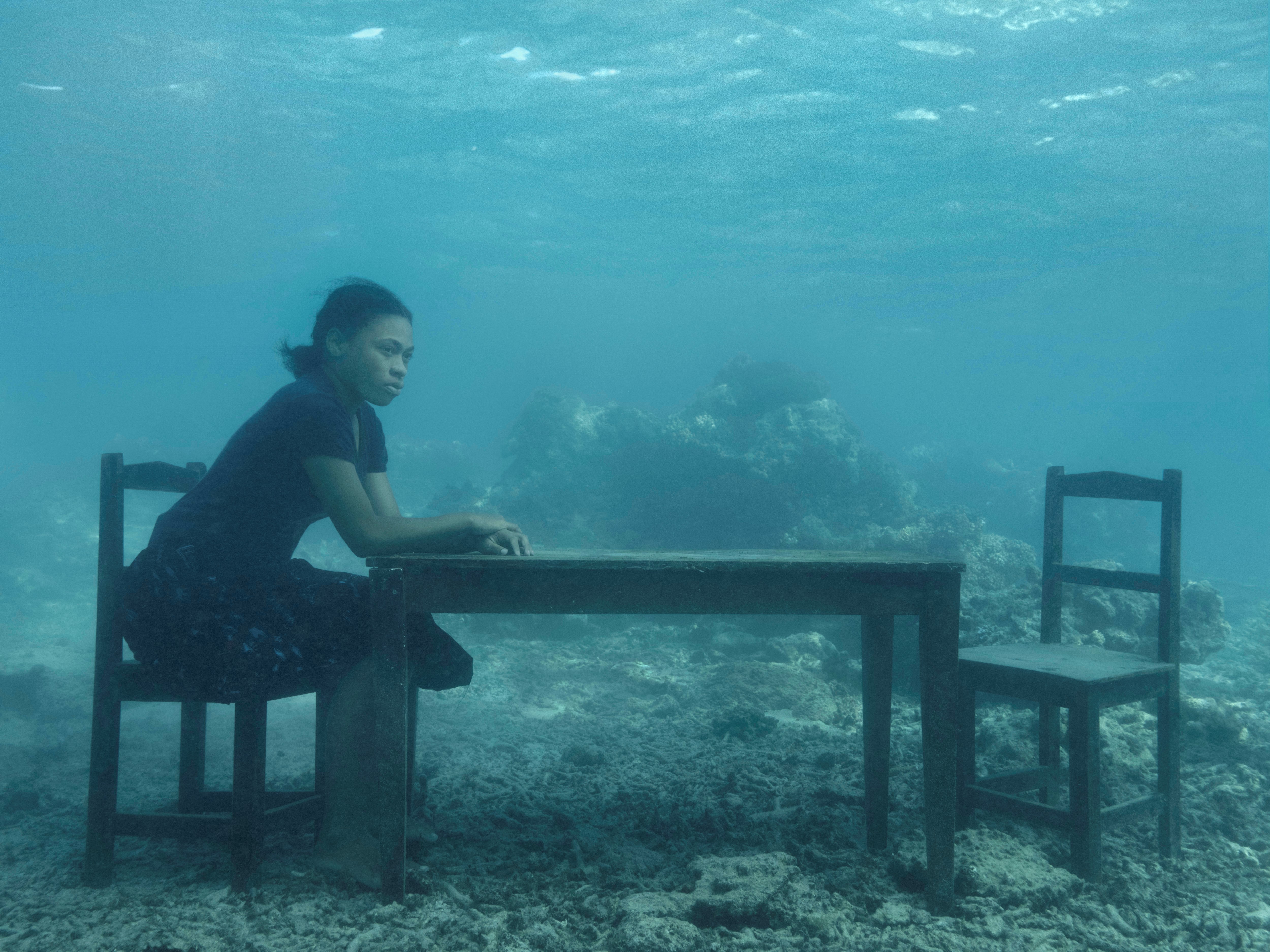 Serafina at Table, Fiji,2023, © Nick Brandt, Gallerie d'Italia - Torino